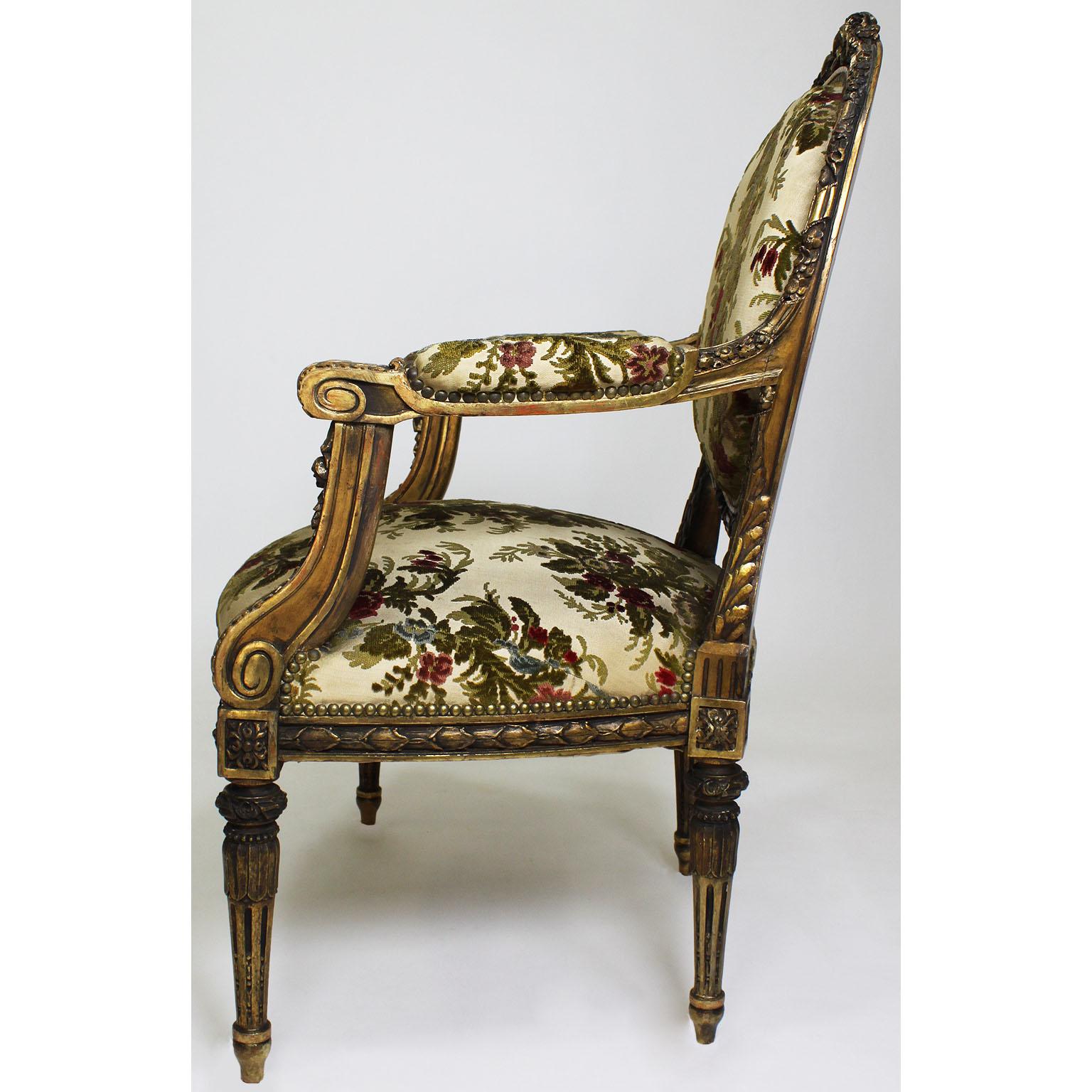 Suite de salon de 3 pièces de style Louis XVI du 19e-20e siècle en bois doré sculpté en vente 2