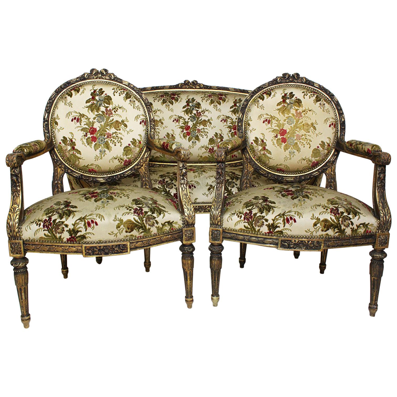 Suite de salon de 3 pièces de style Louis XVI du 19e-20e siècle en bois doré sculpté en vente