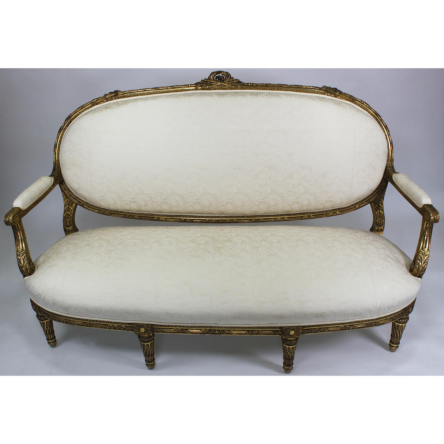 Français Settee française en bois doré sculpté de style Louis XVI du 19e-20e siècle, Franois Linke en vente