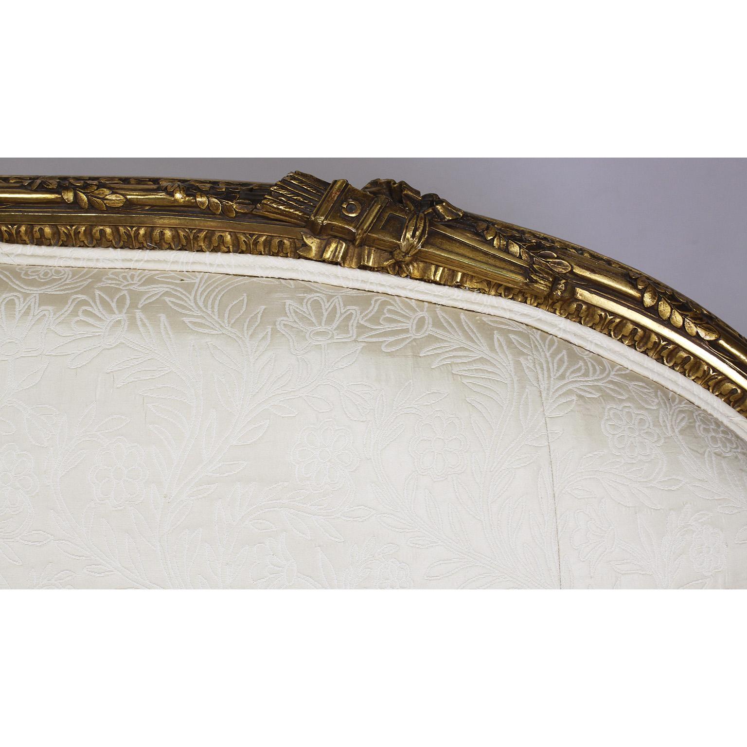 Inizio XX secolo Settee francese del XIX-XX secolo in stile Luigi XVI con legno dorato intagliato, François Linke in vendita