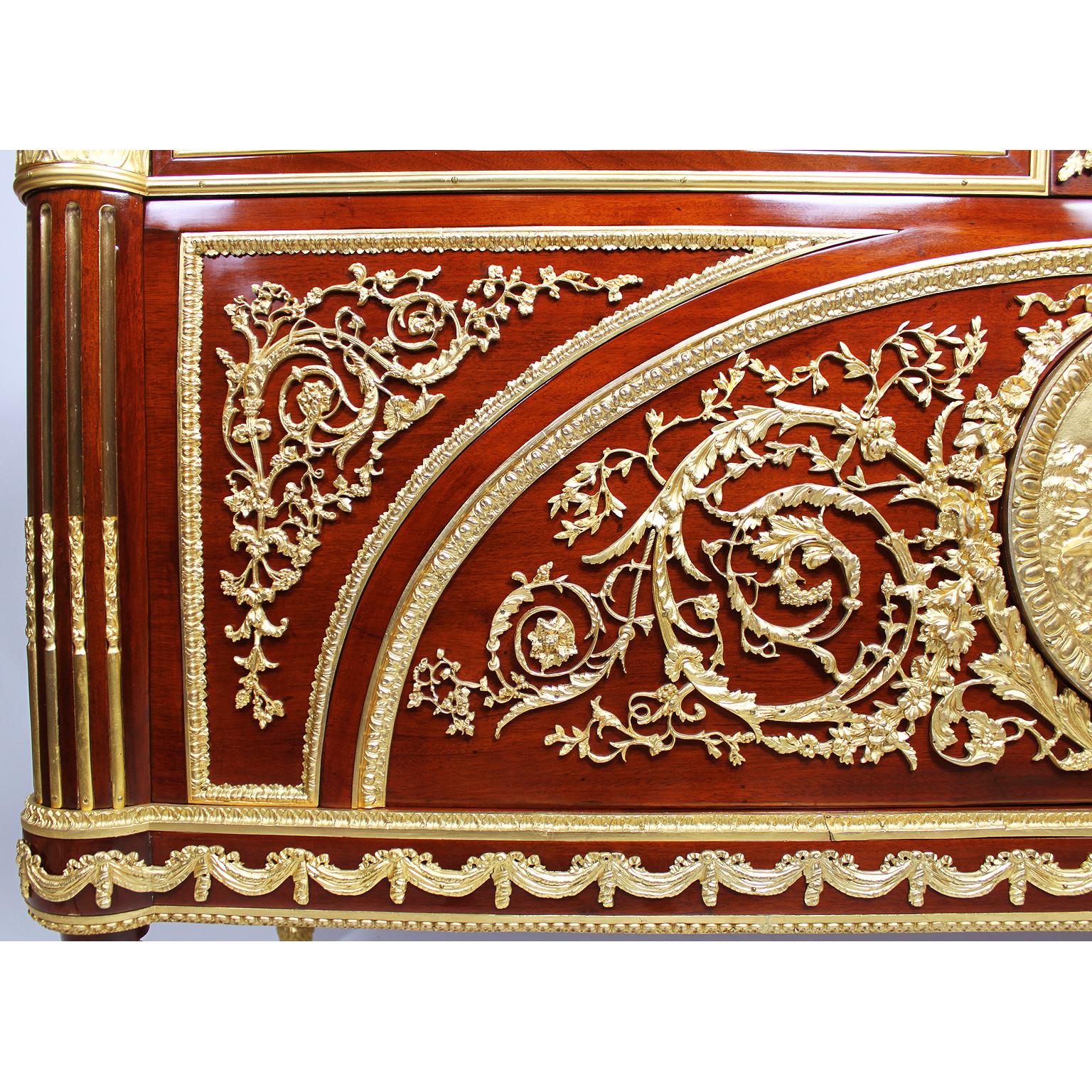 Beeindruckende französische Server-Kommode aus Mahagoni im Louis-XVI.-Stil mit vergoldeter Bronzebeschlägen (Vergoldet) im Angebot