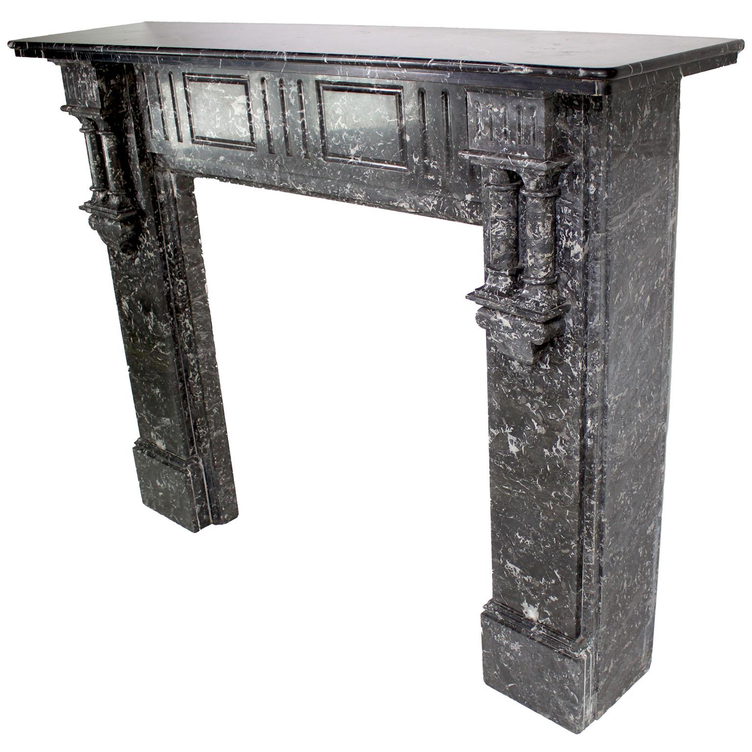 Bella cornice per camino in marmo grigio e bianco venato in stile Luigi XVI del XIX-XX secolo, sormontata da una coppia di colonne cilindriche in marmo e da un fregio bordato, Parigi, circa 1900.

Misura: Altezza 50 pollici (127 cm)
Larghezza 65