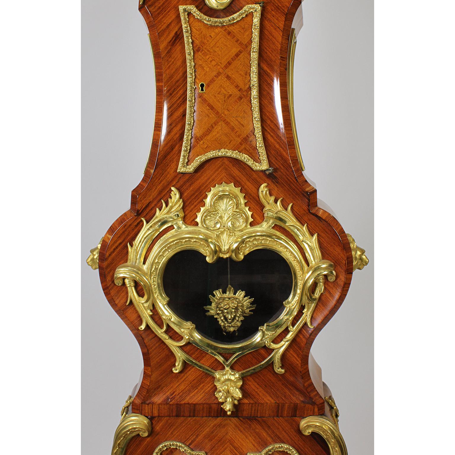 Standuhr aus vergoldeter Bronze im Régence-Stil des 19. und 20. Jahrhunderts (Tulpenholz) im Angebot