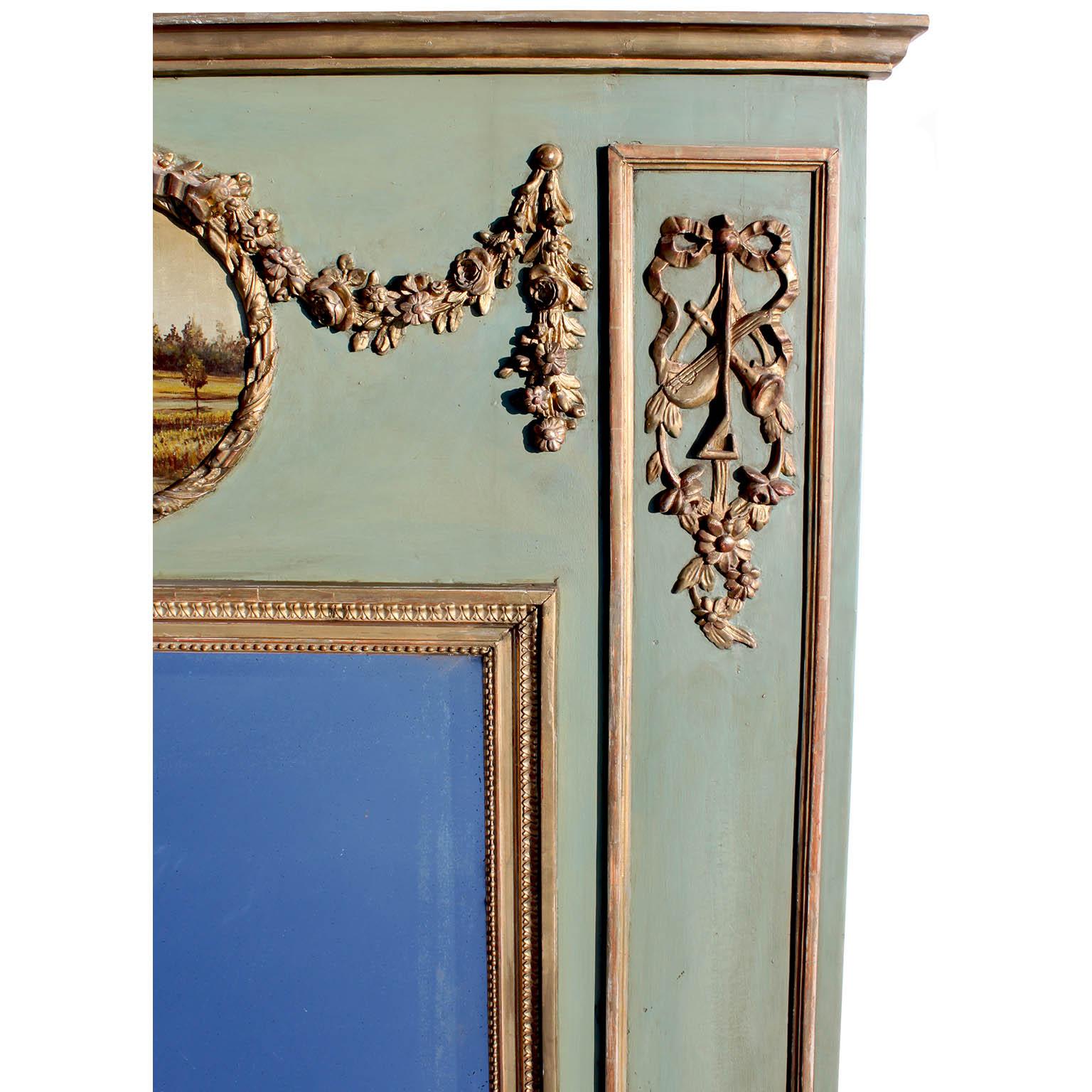 Intagliato a mano Specchio francese in stile Luigi XVI del 19°-20° secolo con cornice Trumeau dorata e verde in vendita