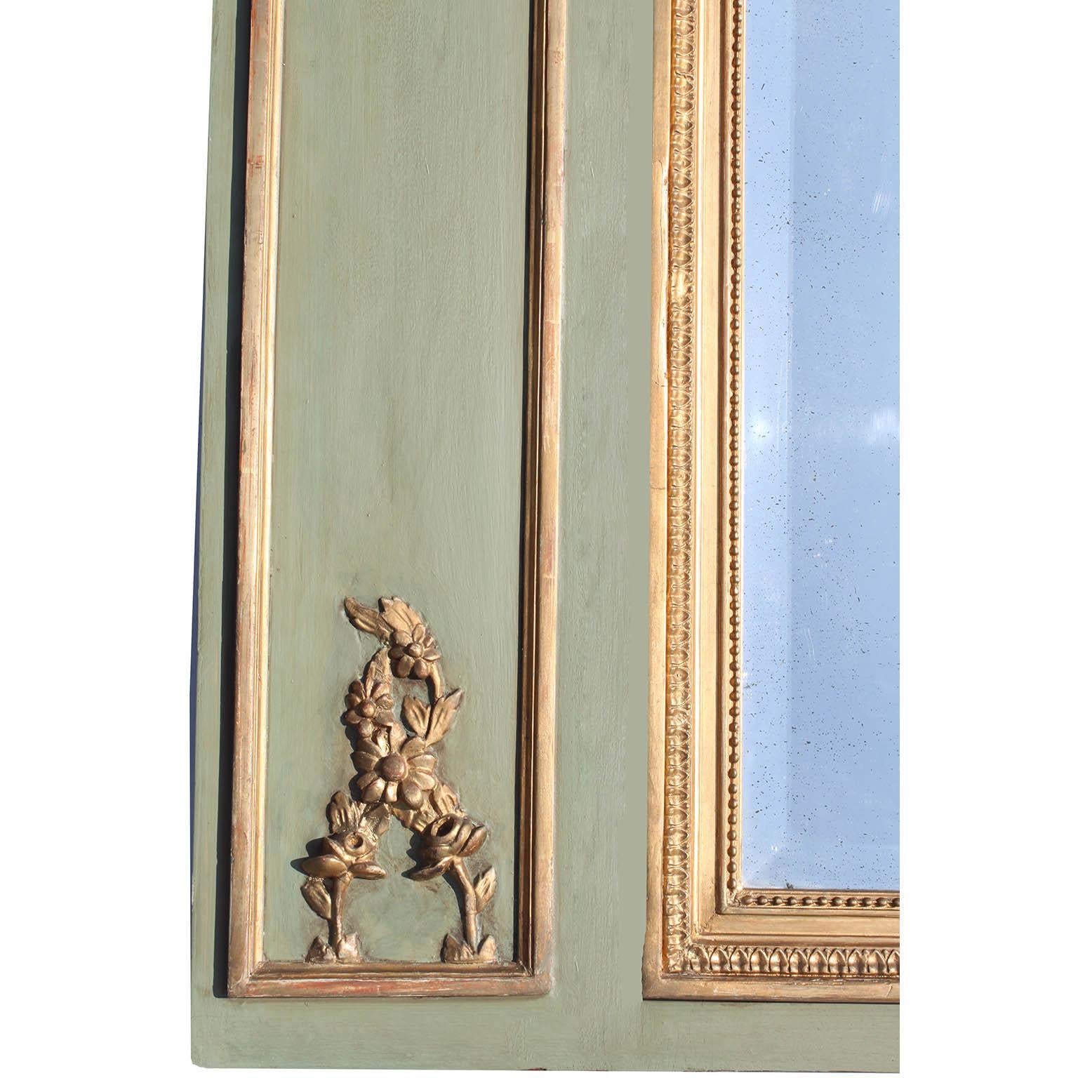 Cadre de miroir Trumeau de style Louis XVI du 19e-20e siècle, doré à la feuille et vert Bon état - En vente à Los Angeles, CA