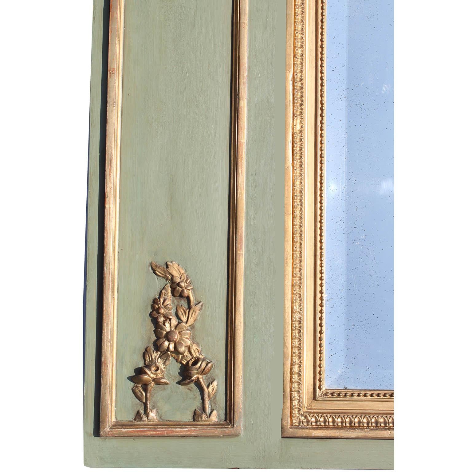 Specchio francese in stile Luigi XVI del 19°-20° secolo con cornice Trumeau dorata e verde In condizioni buone in vendita a Los Angeles, CA