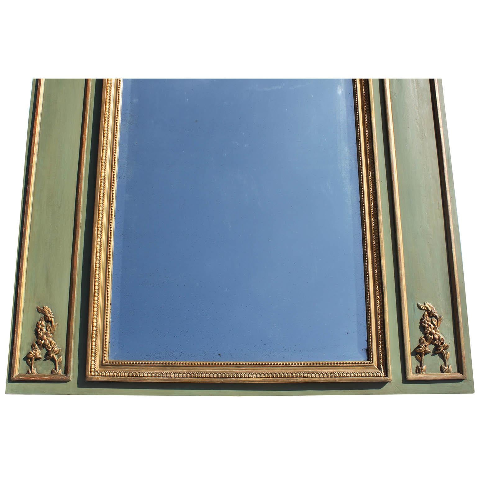 Début du 20ème siècle Cadre de miroir Trumeau de style Louis XVI du 19e-20e siècle, doré à la feuille et vert en vente