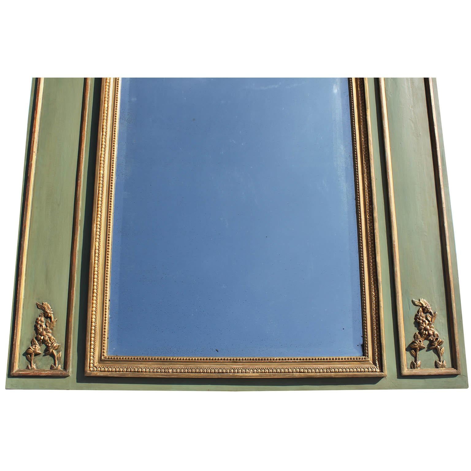 Inizio XX secolo Specchio francese in stile Luigi XVI del 19°-20° secolo con cornice Trumeau dorata e verde in vendita