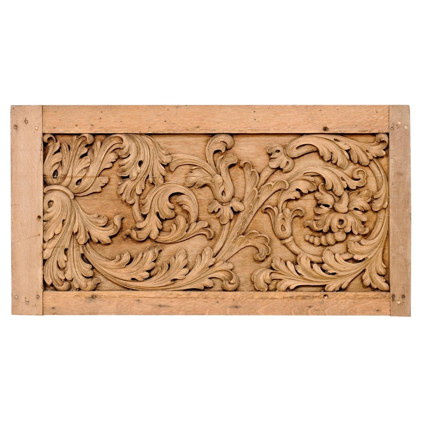 Französische Wandplakette aus geschnitztem Akanthusholz aus dem 19. Jahrhundert (ca. 4 Fuß breit) im Angebot