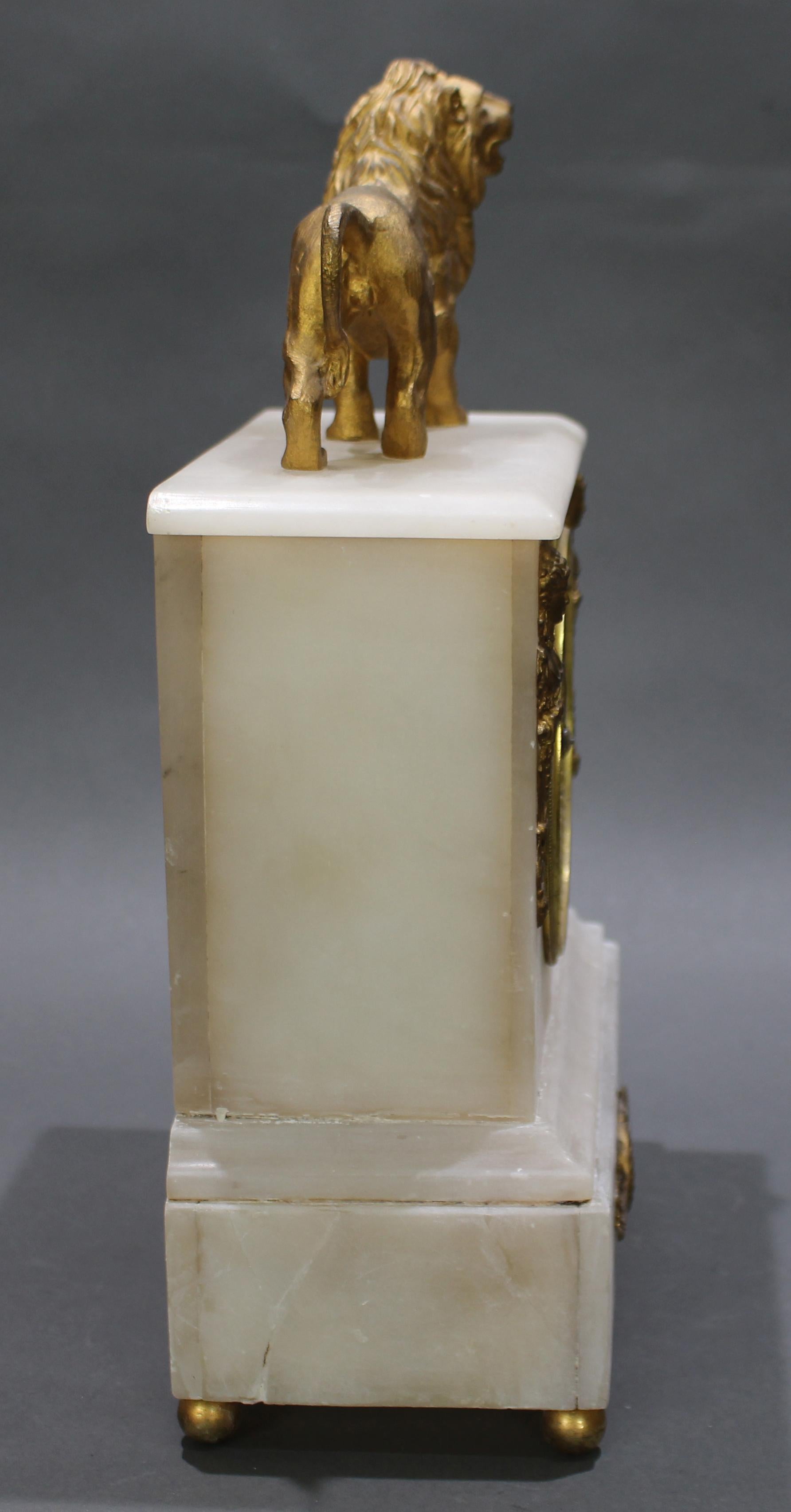 French 19th c. Alabaster Lion Mantle Clock In Good Condition In Worcester, GB