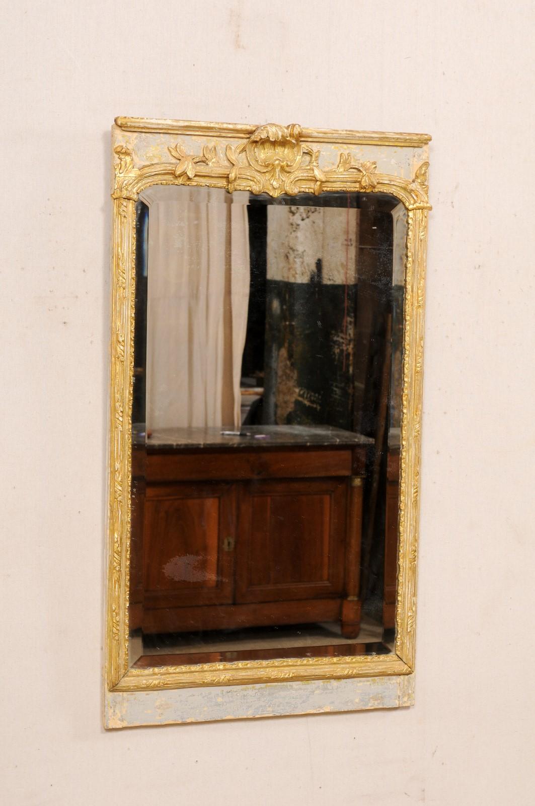 Miroir rectangulaire sculpté et peint du 19ème siècle, juste un peu moins de 4 pieds de haut en vente 5