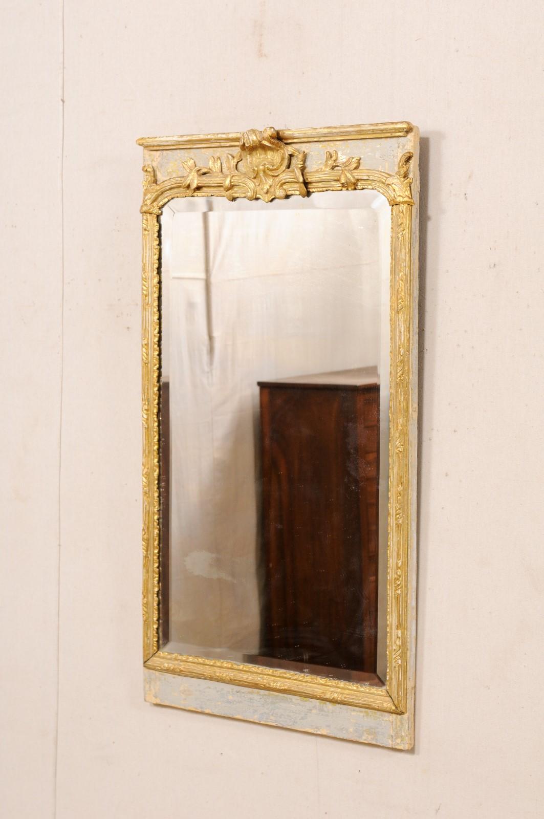 Miroir rectangulaire sculpté et peint du 19ème siècle, juste un peu moins de 4 pieds de haut en vente 4