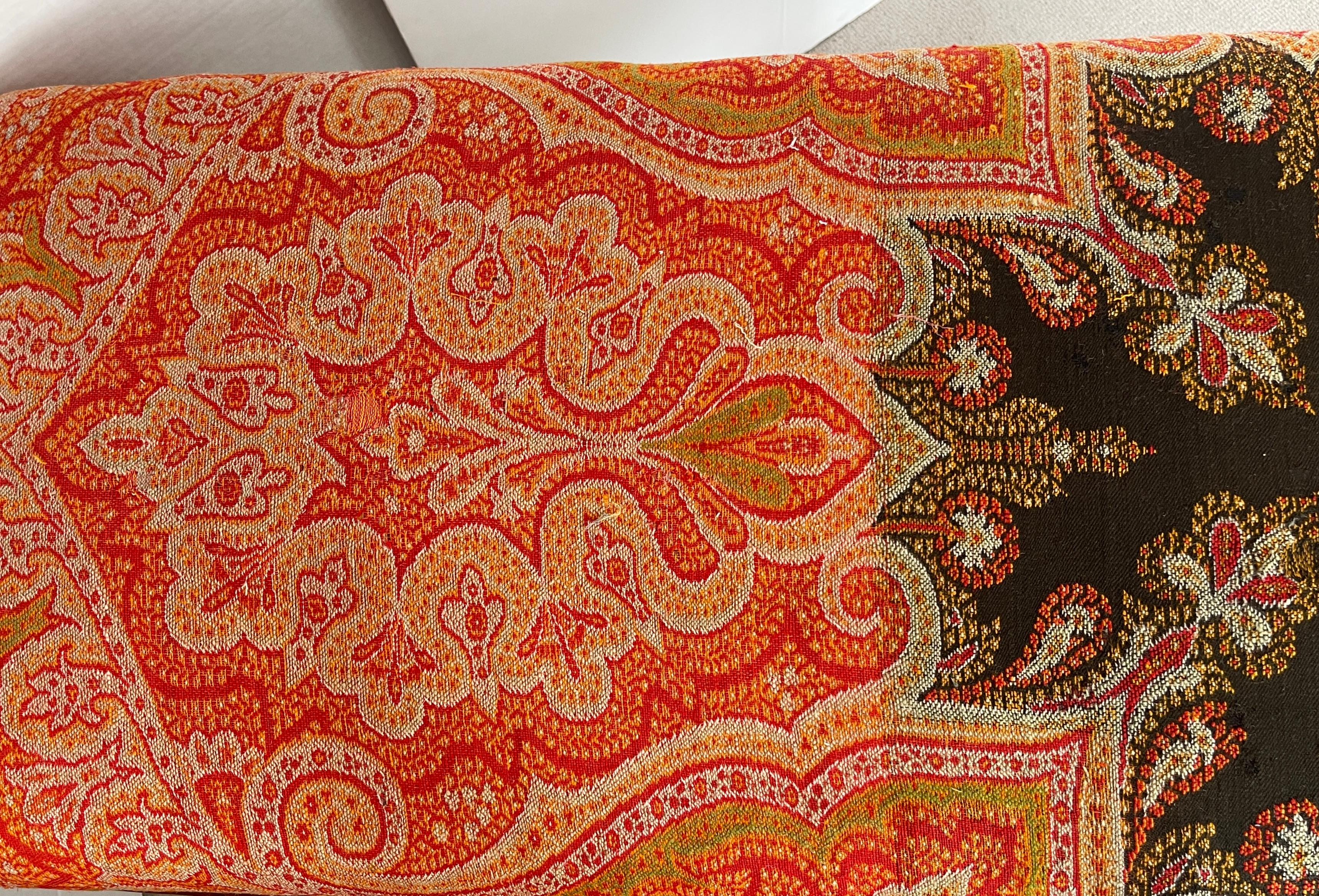 19Th. C. Scialle in cashmere imbottito su panca in finto bambù in vendita 2