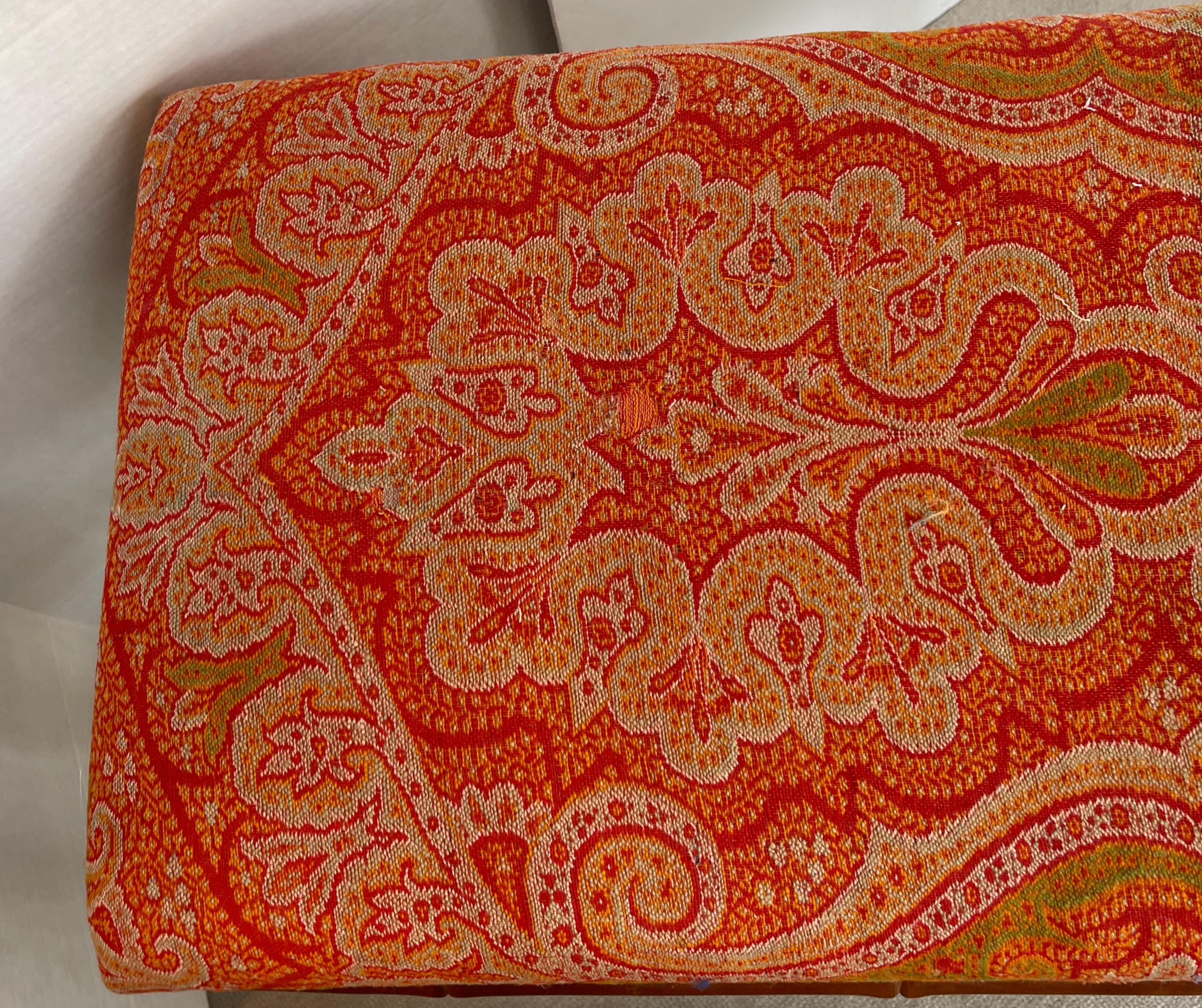 19Th. C. Scialle in cashmere imbottito su panca in finto bambù in vendita 3