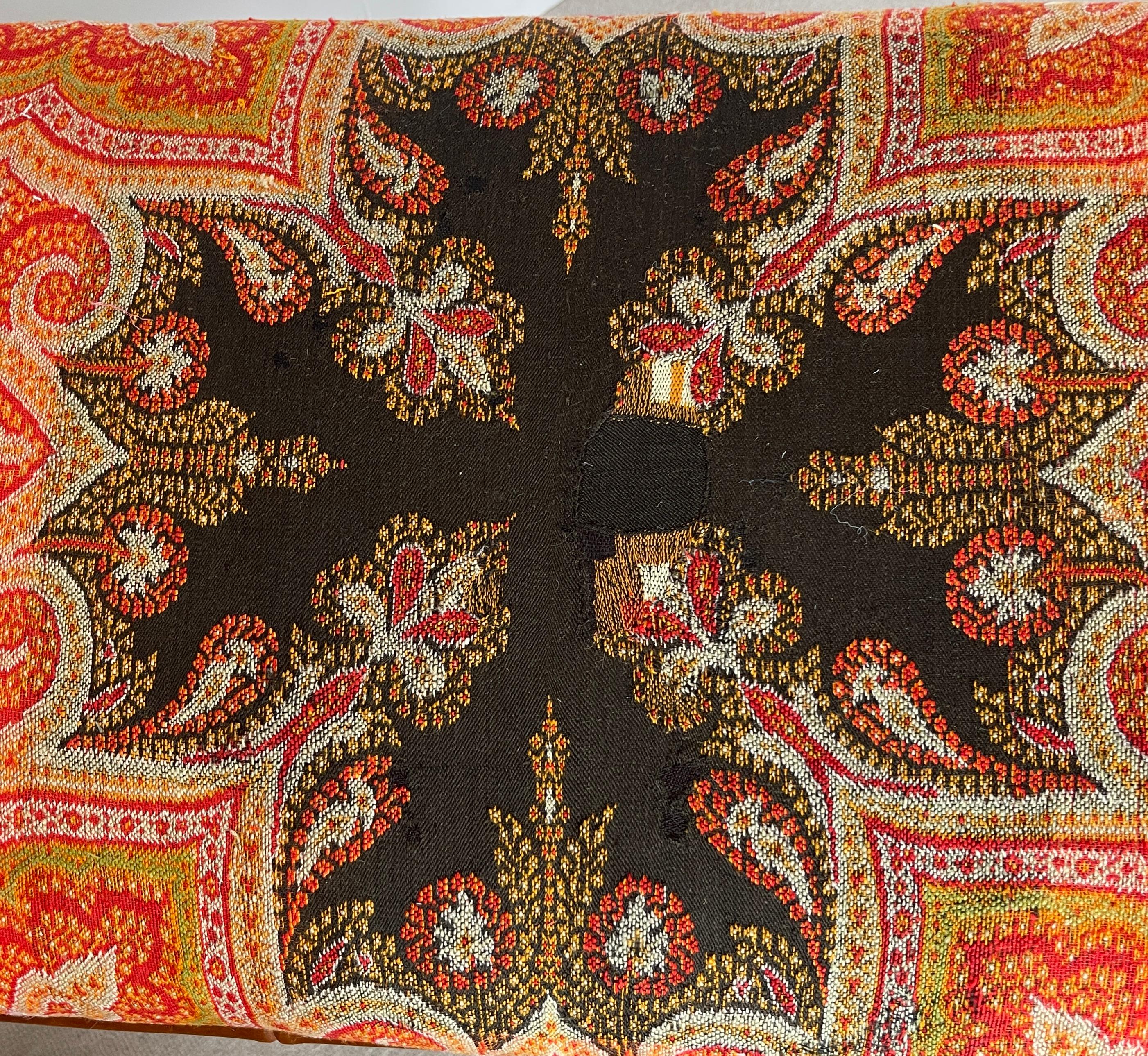 Metà XX secolo 19Th. C. Scialle in cashmere imbottito su panca in finto bambù in vendita