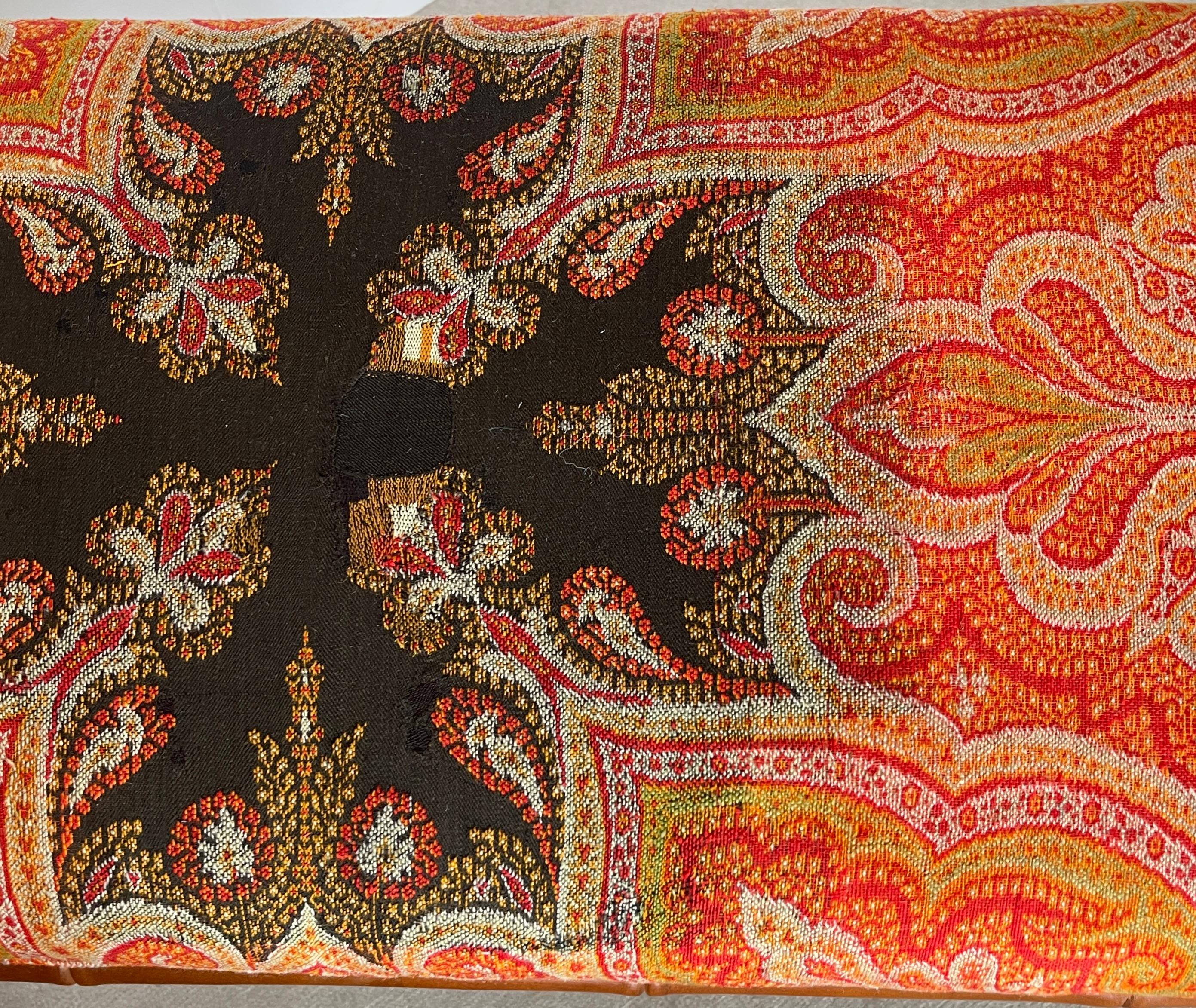 Tessuto 19Th. C. Scialle in cashmere imbottito su panca in finto bambù in vendita