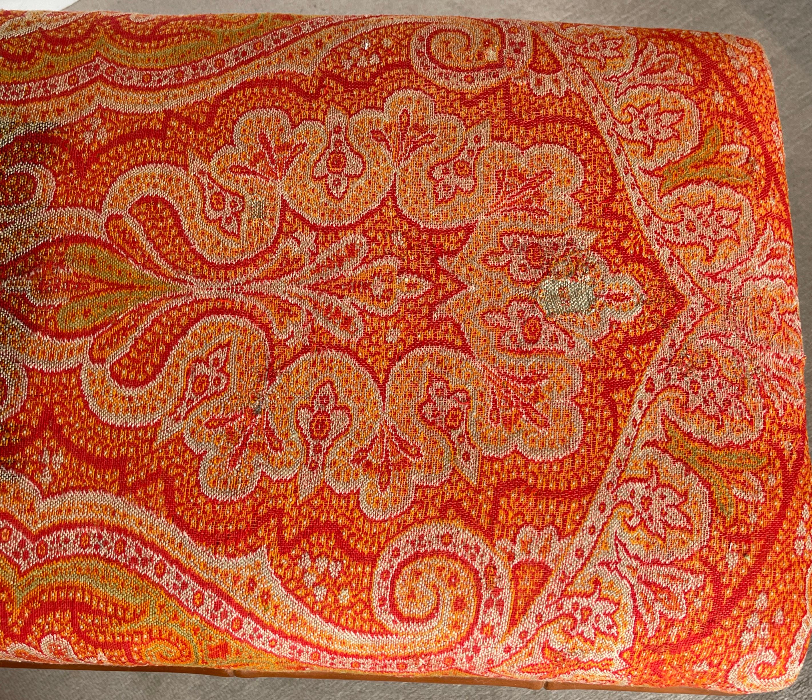 19Th. C. Scialle in cashmere imbottito su panca in finto bambù in vendita 1