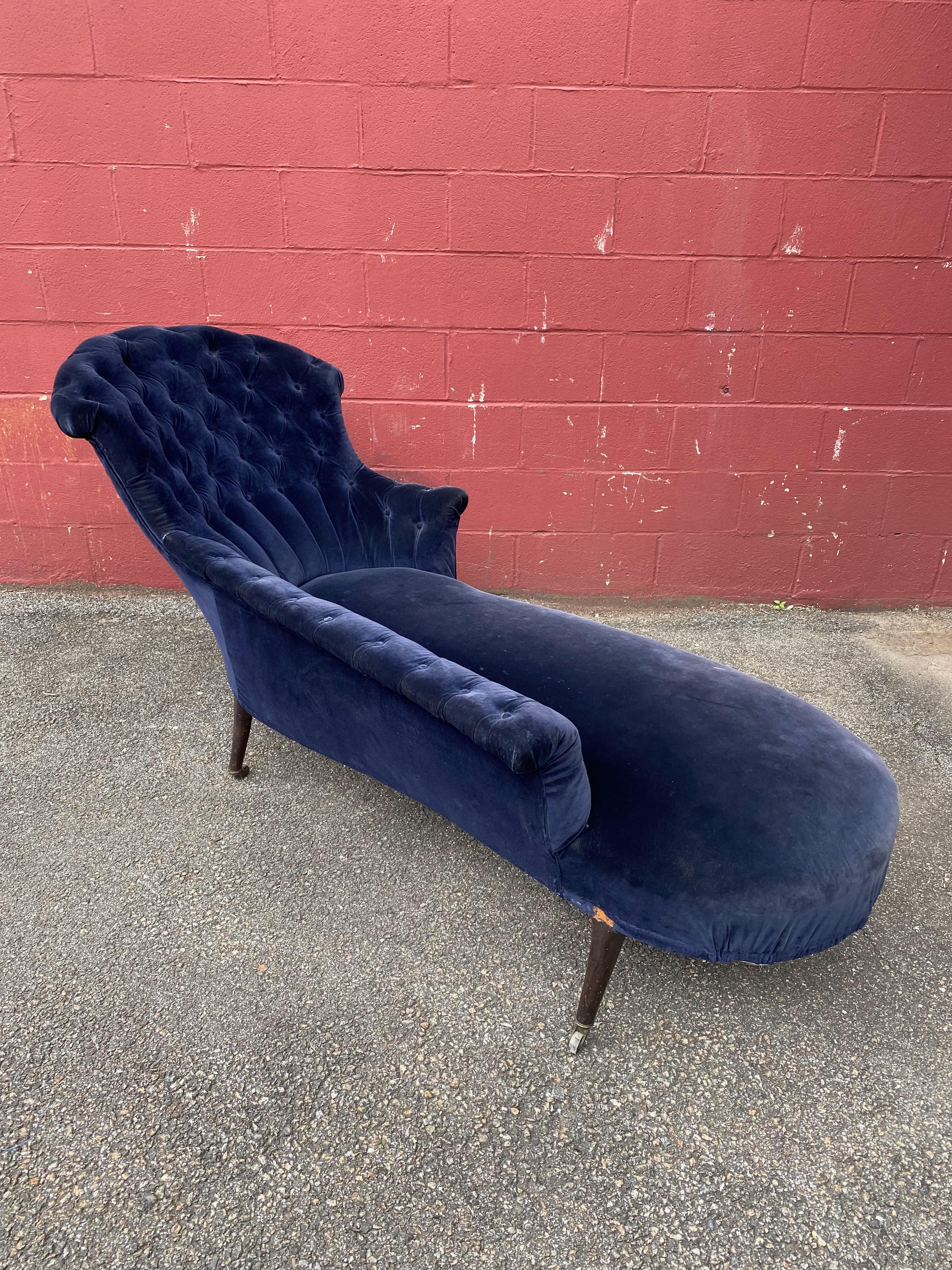 French 19th C. Chaise Longue in Blue Velvet 3