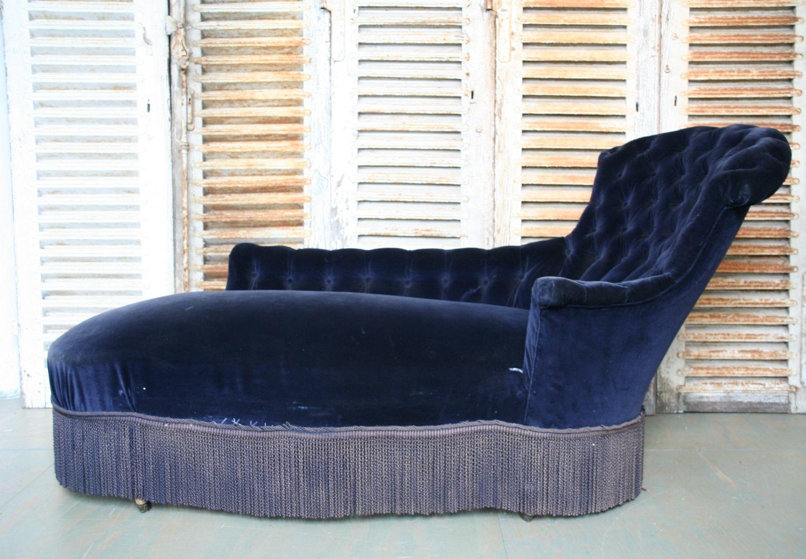 French 19th C. Chaise Longue in Blue Velvet 9