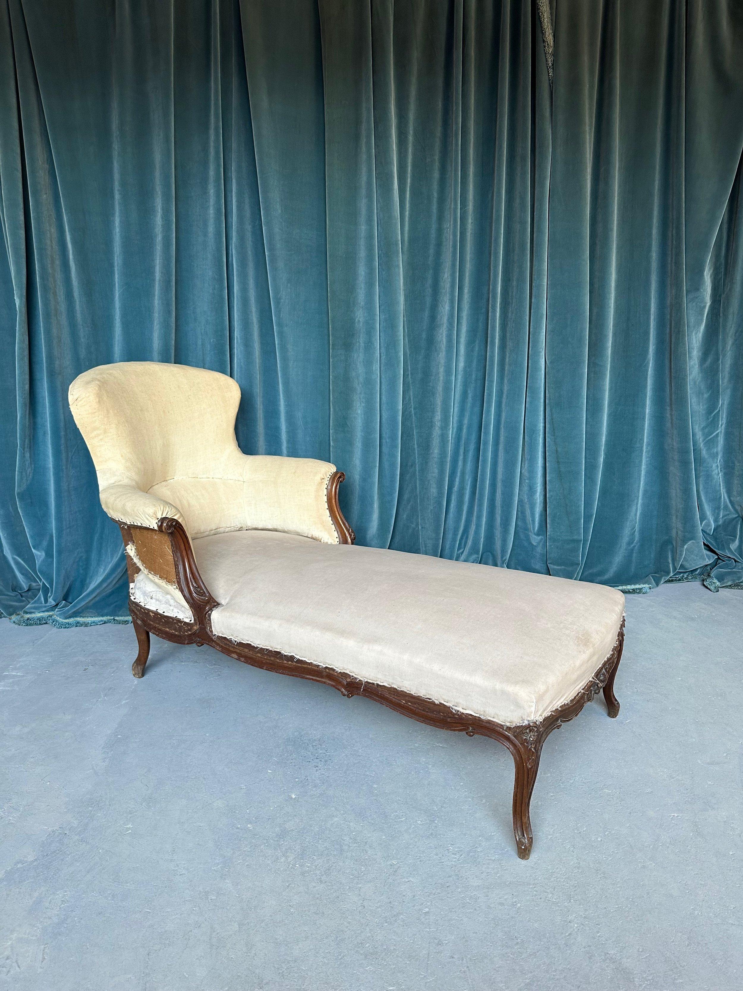 Cette élégante chaise longue française Napoléon III est classique et intemporelle. Inspirée de la période Louis XV, cette chaise du XIXe siècle présente un cadre en bois fruitier sculpté de manière élaborée. Elle constituera un ajout remarquable à
