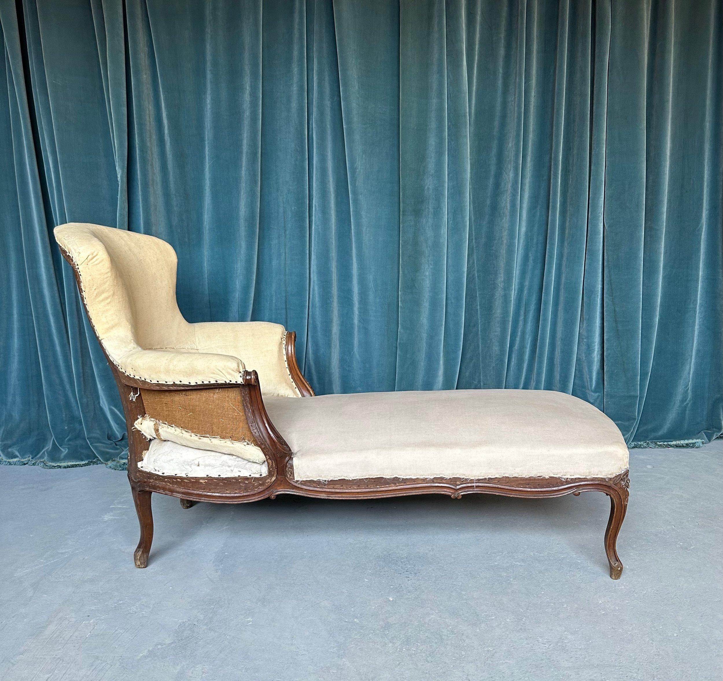 French 19th C. Chaise Longue with Carved Fruitwood Frame In Good Condition For Sale In Buchanan, NY