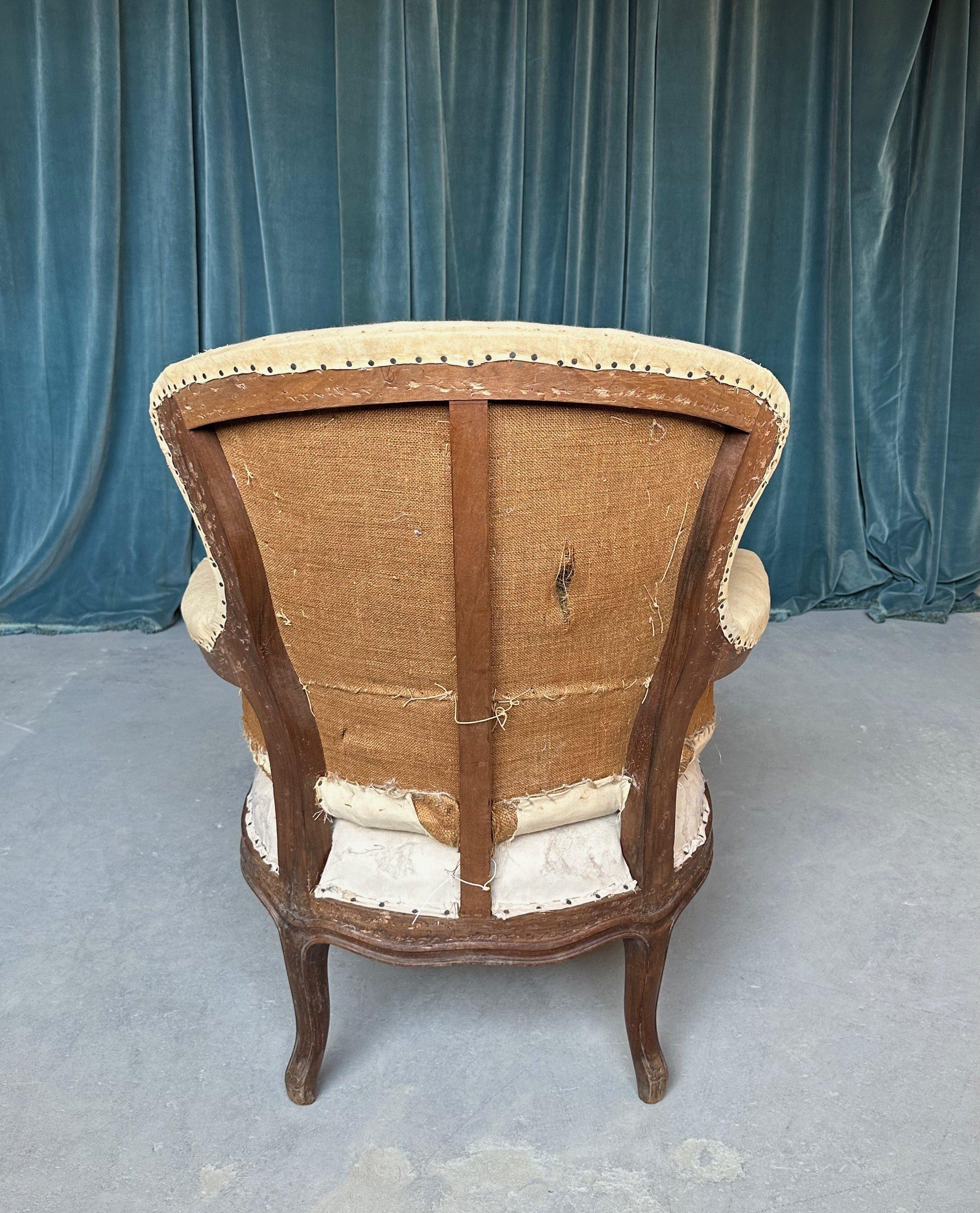 Tissu d'ameublement A.I.C. Chaise Longue avec cadre en bois fruitier sculpté en vente