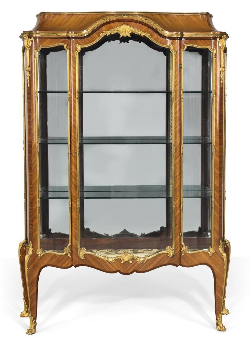 Una grande e squisita vetrinetta/armadio in mogano impiallacciato in bronzo Dore del XIX secolo, firmata da Paul Sormani. Questo mobile/vetrina extra-large a forma di bombe è bellissimo, con un pannello centrale extra-large affiancato da altri