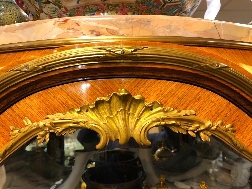 Français Vitrine/armoire française du 19ème siècle en placage d'acajou avec monture en bronze doré, P Sormani en vente