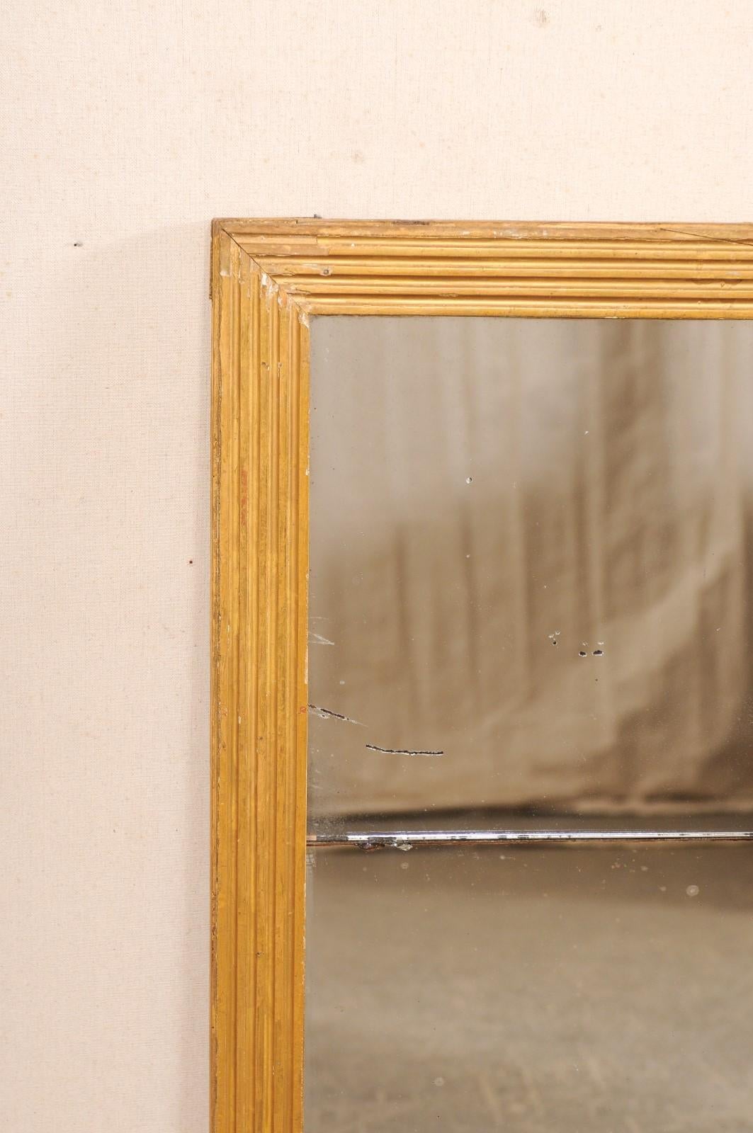 Français Miroir français du 19ème siècle avec contour linéaire sculpté en flûte et verre d'origine en vente