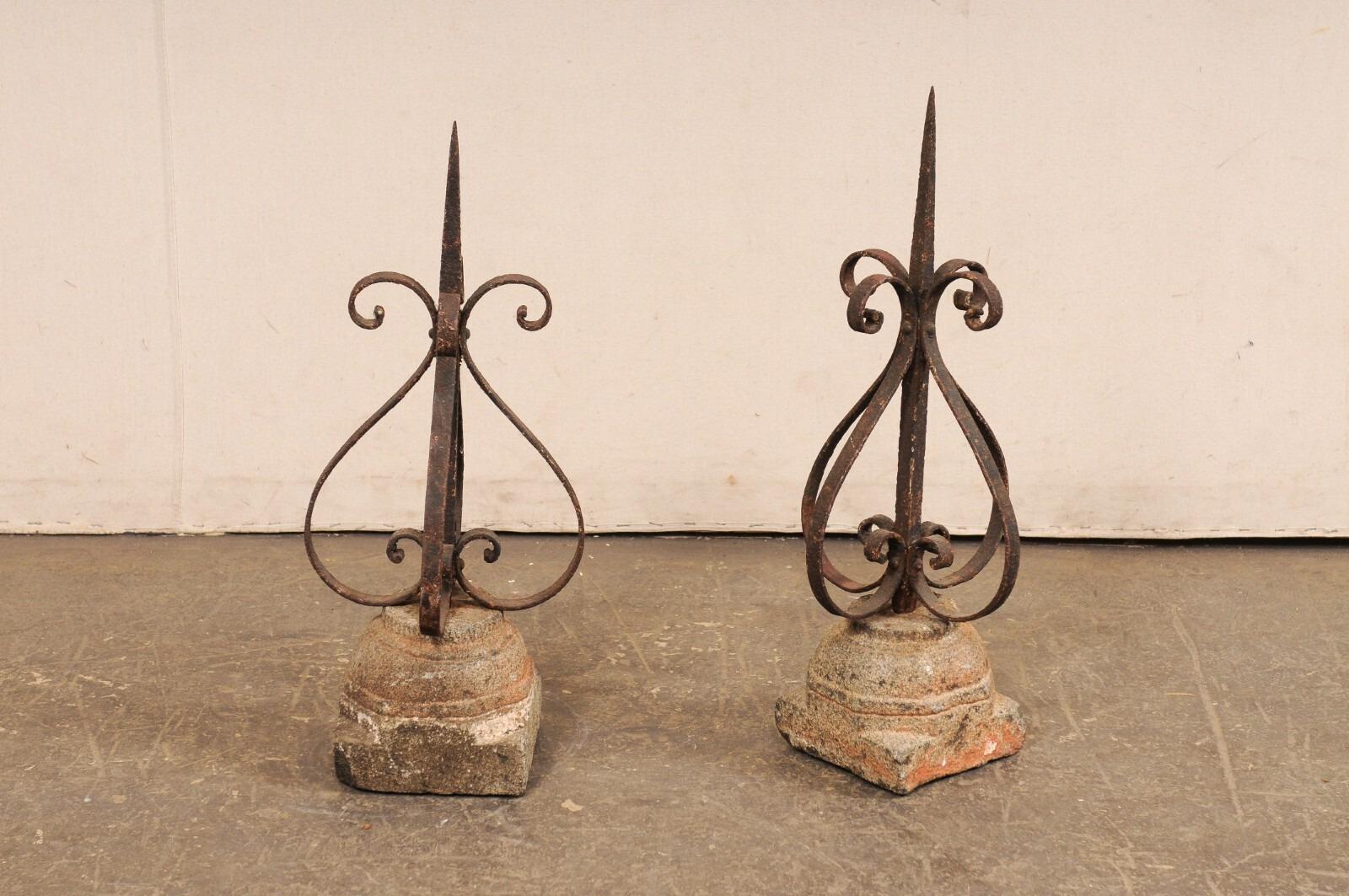 Ferro Finali in ferro francesi del XIX secolo su basi in granito in vendita