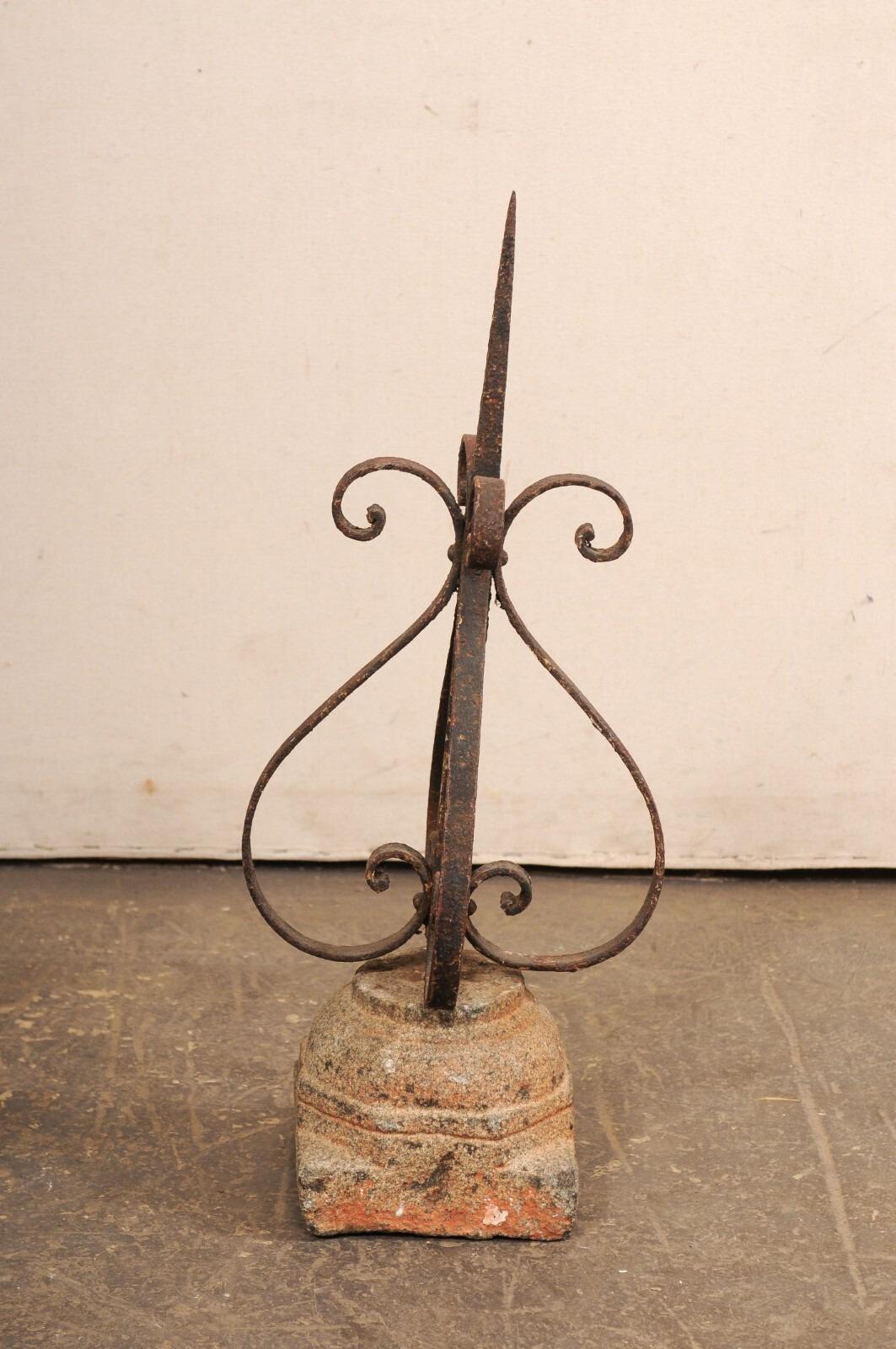 Finali in ferro francesi del XIX secolo su basi in granito in vendita 1