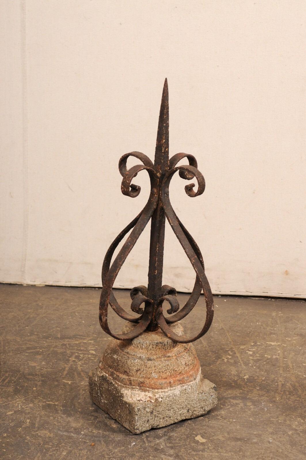 Finali in ferro francesi del XIX secolo su basi in granito in vendita 2