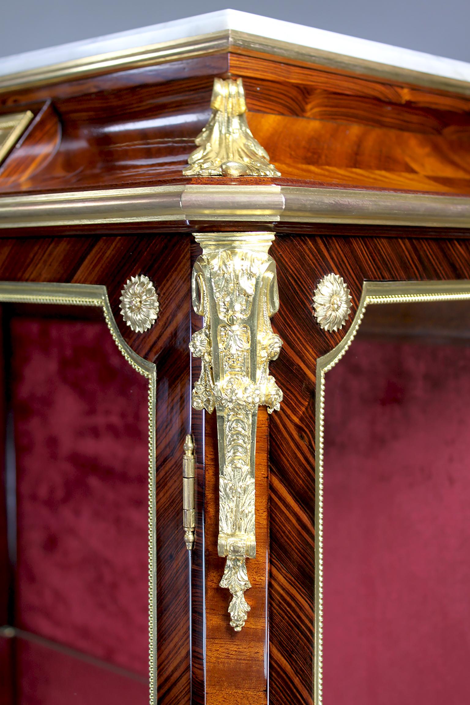 Vitrine française de style Louis XV du 19ème siècle montée en bronze doré Vernis Martin, Linke Attr en vente 9