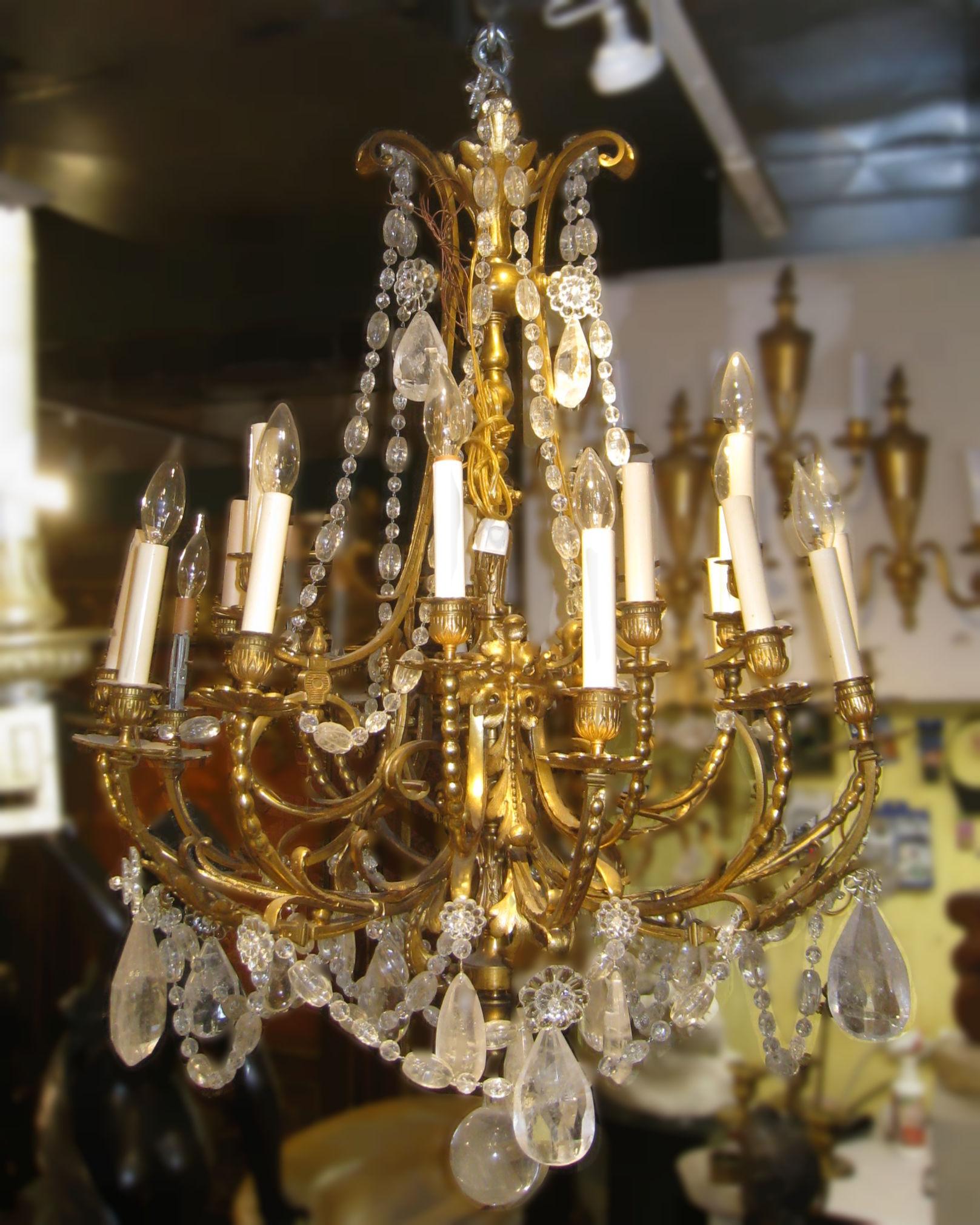Grande lampadario francese del XIX secolo a 16 luci in stile Luigi XV/XVI con ampi pendenti in cristallo di rocca di epoca successiva.