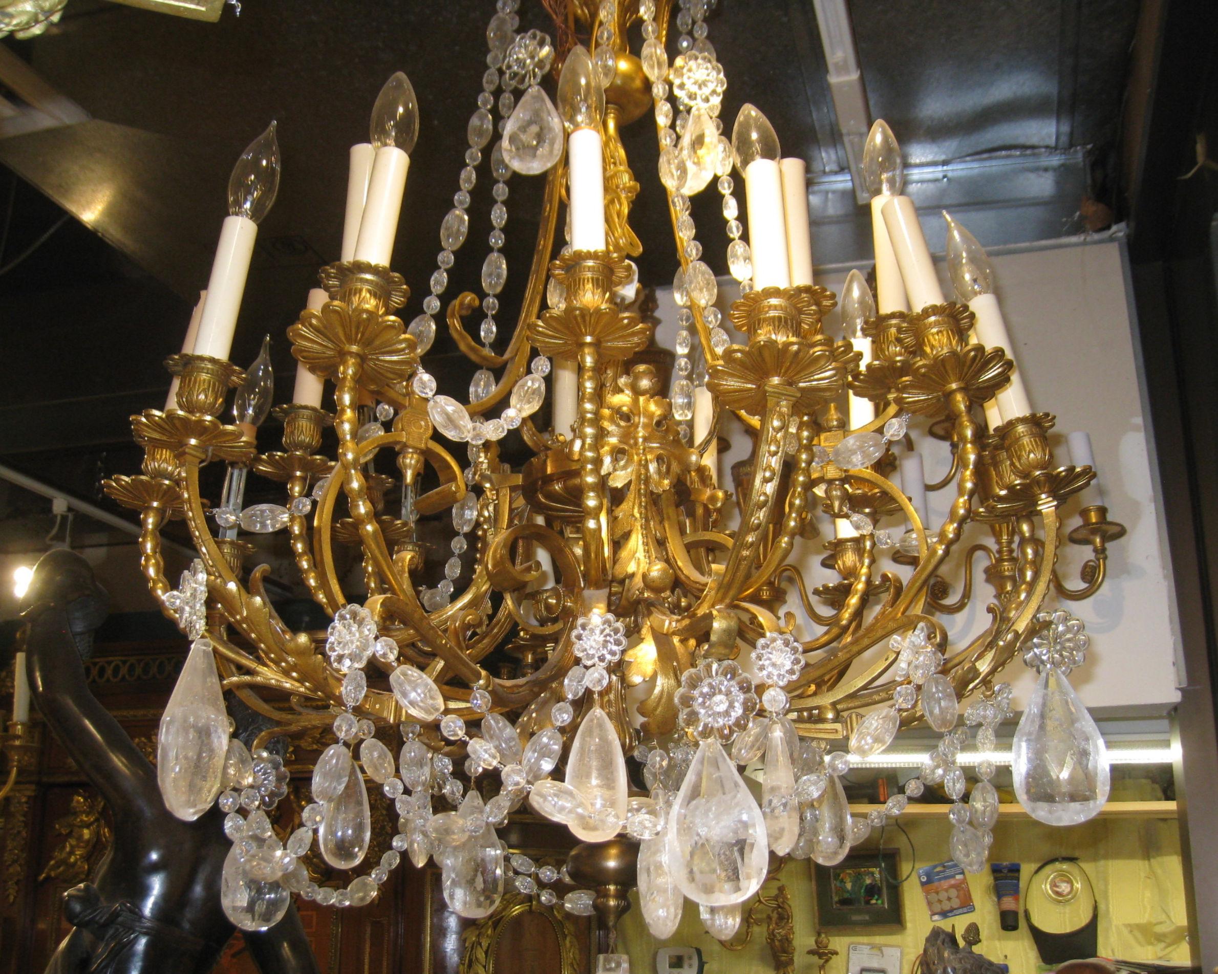 Dorato Lampadario francese del XIX secolo in stile Luigi XV XVI a 16 luci in bronzo con cristallo di rocca in vendita
