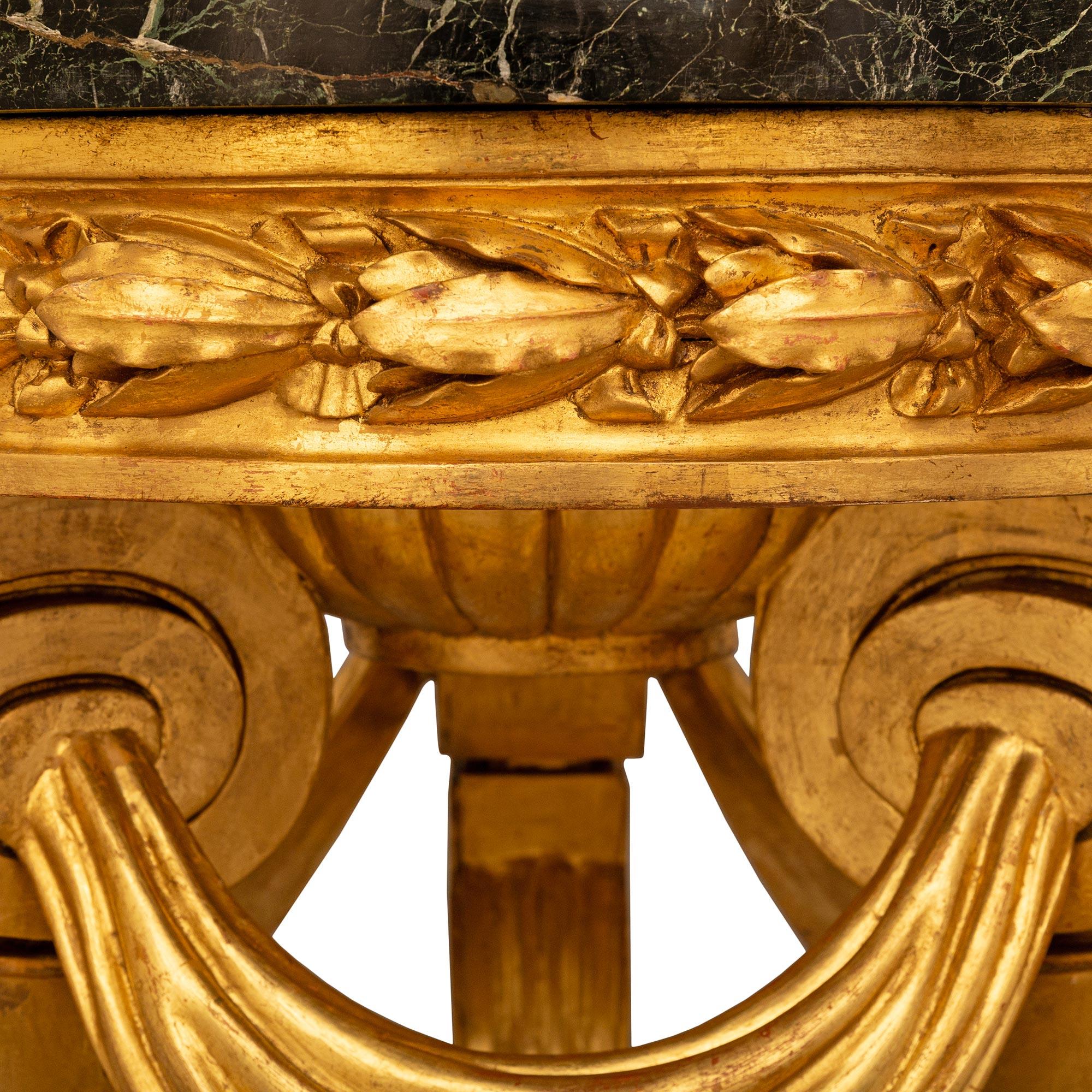 Französisch 19. Jh. Sockel im Stil Louis XVI., vertrieben von L'Escalier De Cristal, Paris (Marmor) im Angebot