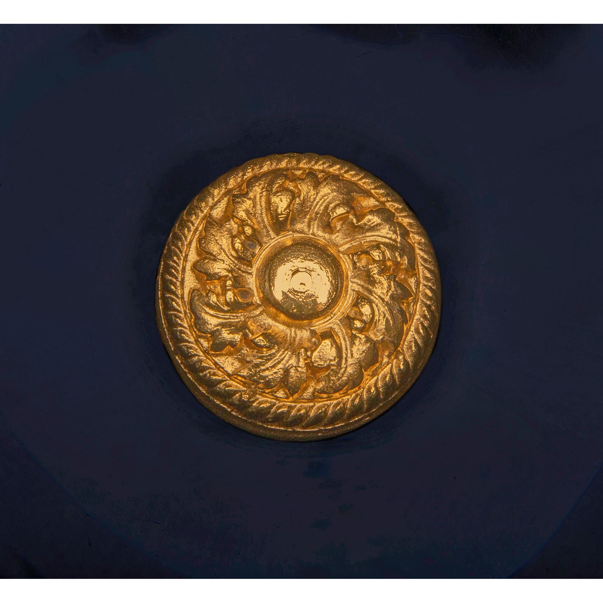 Magnifique urne en porcelaine bleu cobalt et bronze doré, de style Louis XVI, datant du 19e siècle, à Sarreguemines. La pièce centrale est surmontée d'une base circulaire en bronze doré richement ciselé, avec quatre beaux pieds en bloc ornés de
