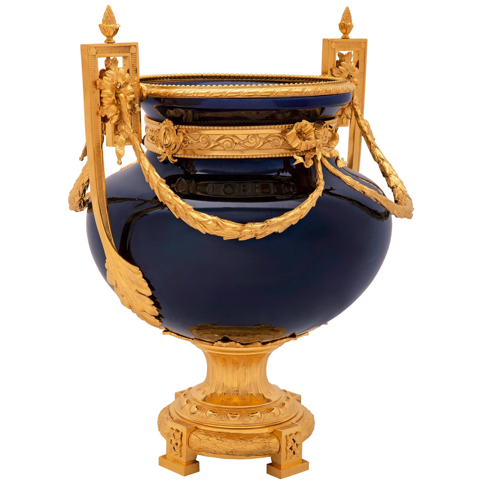 Français 19e s. Urne Louis XVI de Sarreguemines en porcelaine bleu cobalt et bronze doré Bon état à West Palm Beach, FL