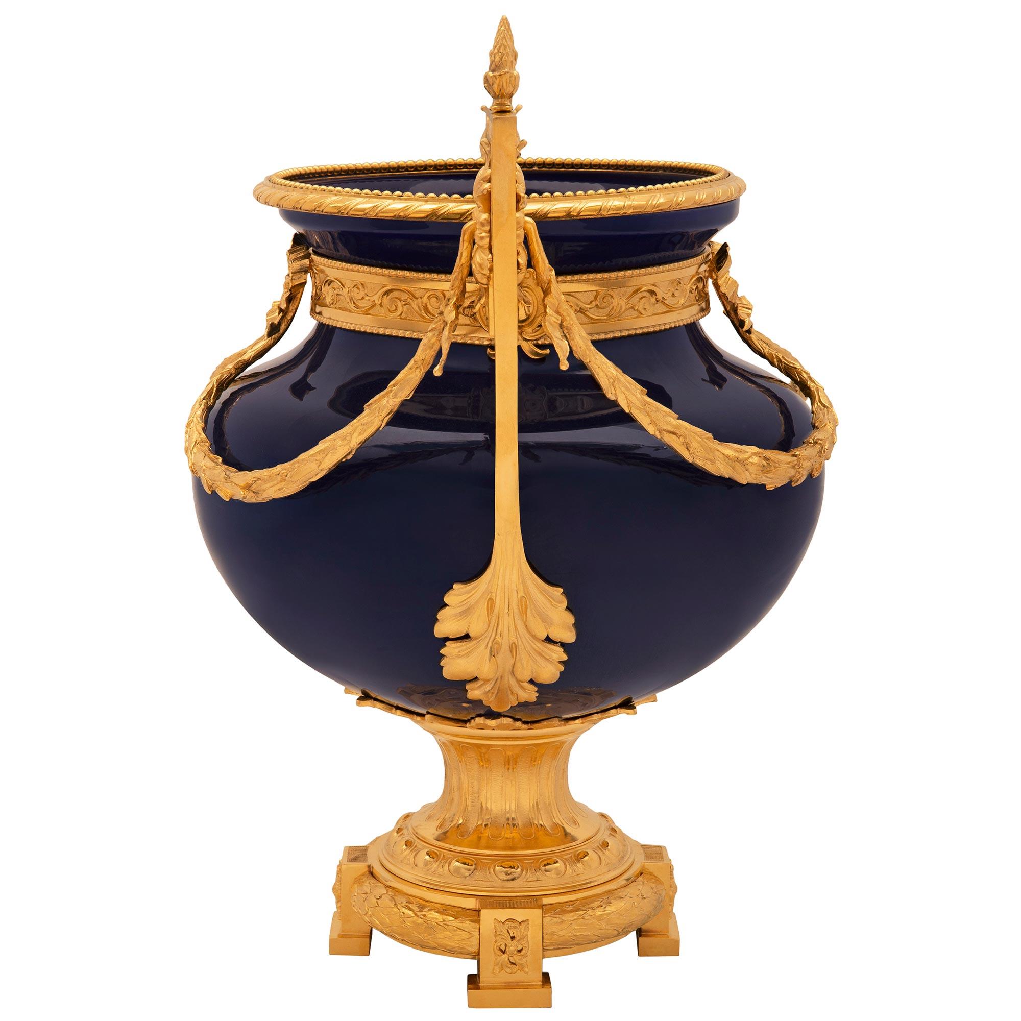XIXe siècle Français 19e s. Urne Louis XVI de Sarreguemines en porcelaine bleu cobalt et bronze doré