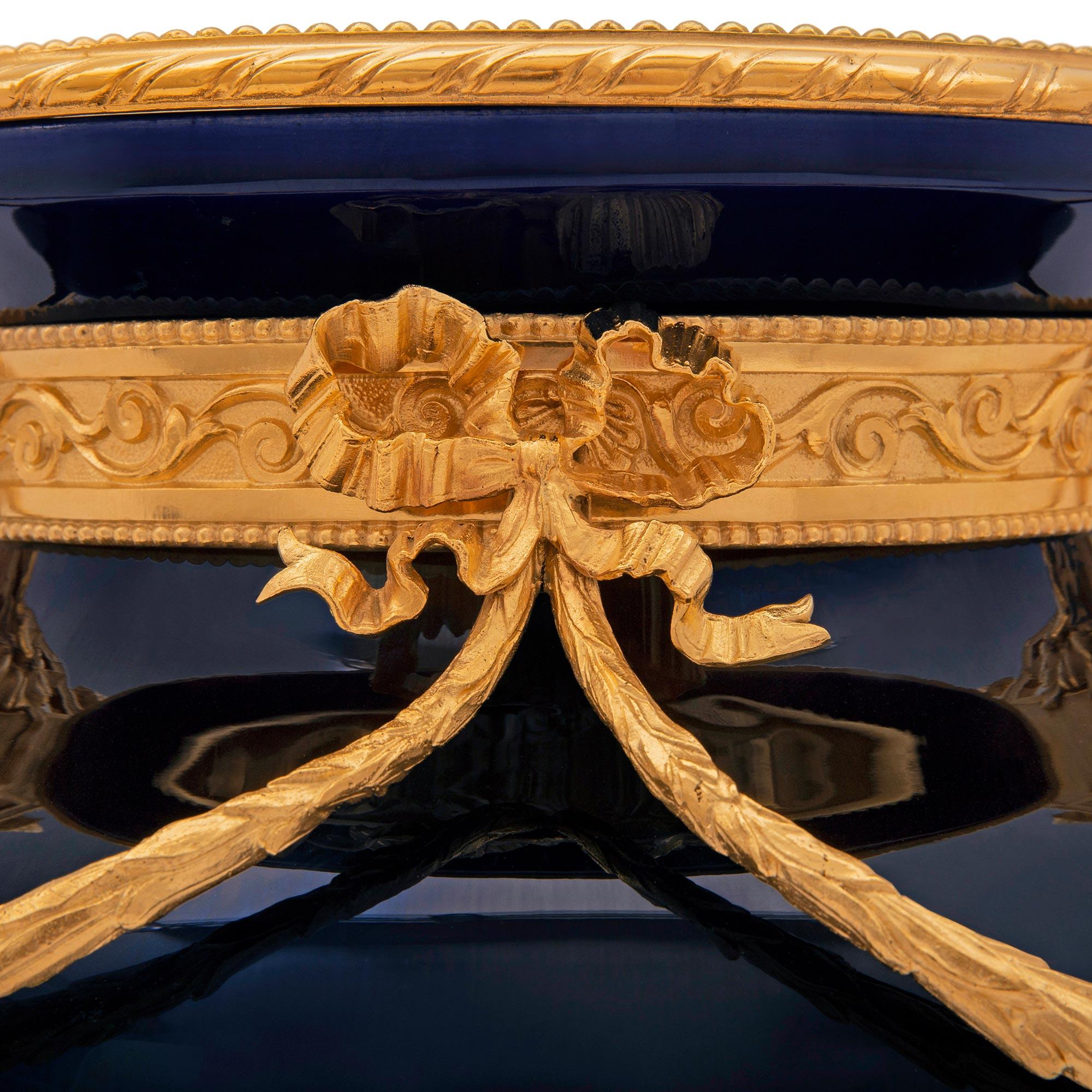 Porcelaine Français 19e s. Urne Louis XVI de Sarreguemines en porcelaine bleu cobalt et bronze doré