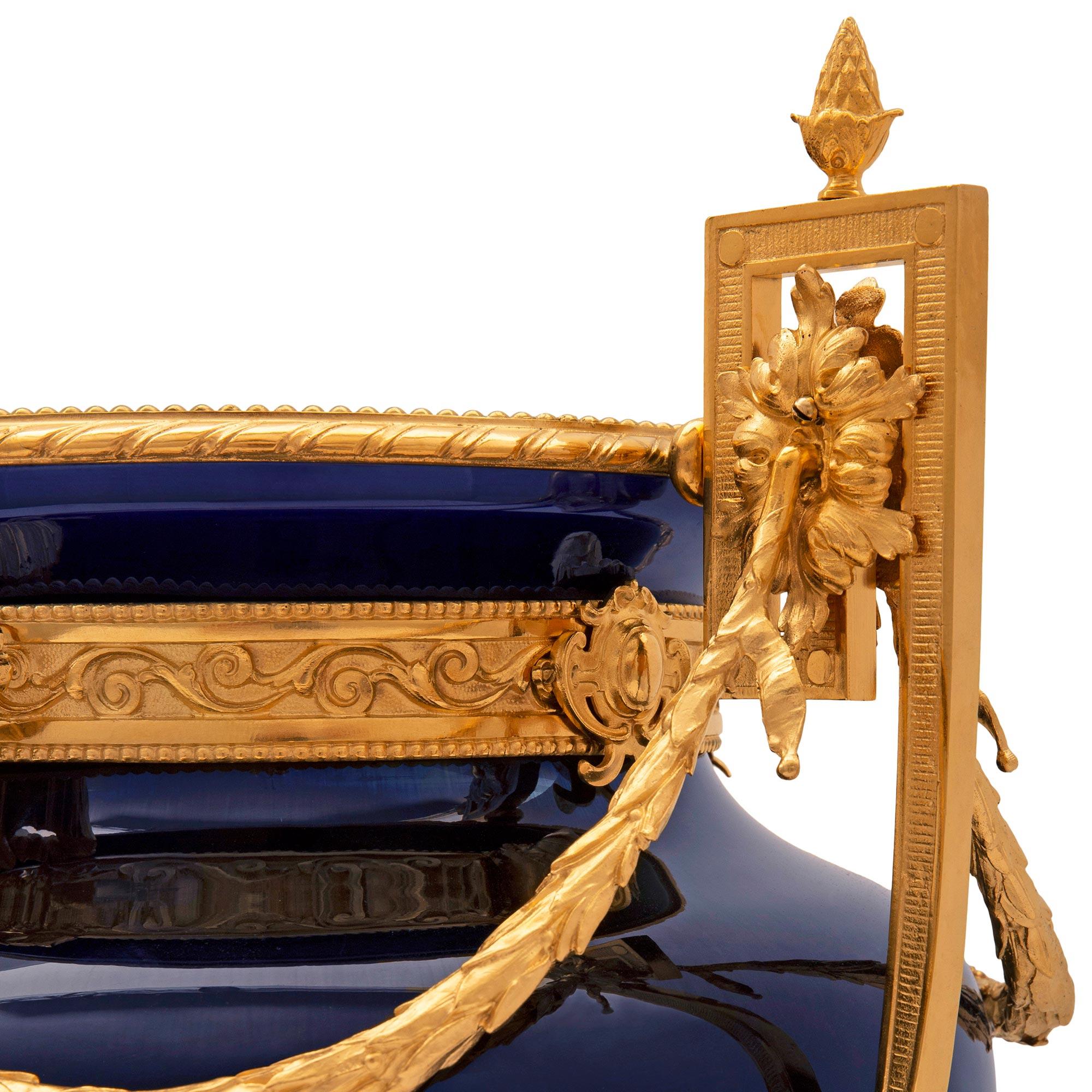 Français 19e s. Urne Louis XVI de Sarreguemines en porcelaine bleu cobalt et bronze doré 1