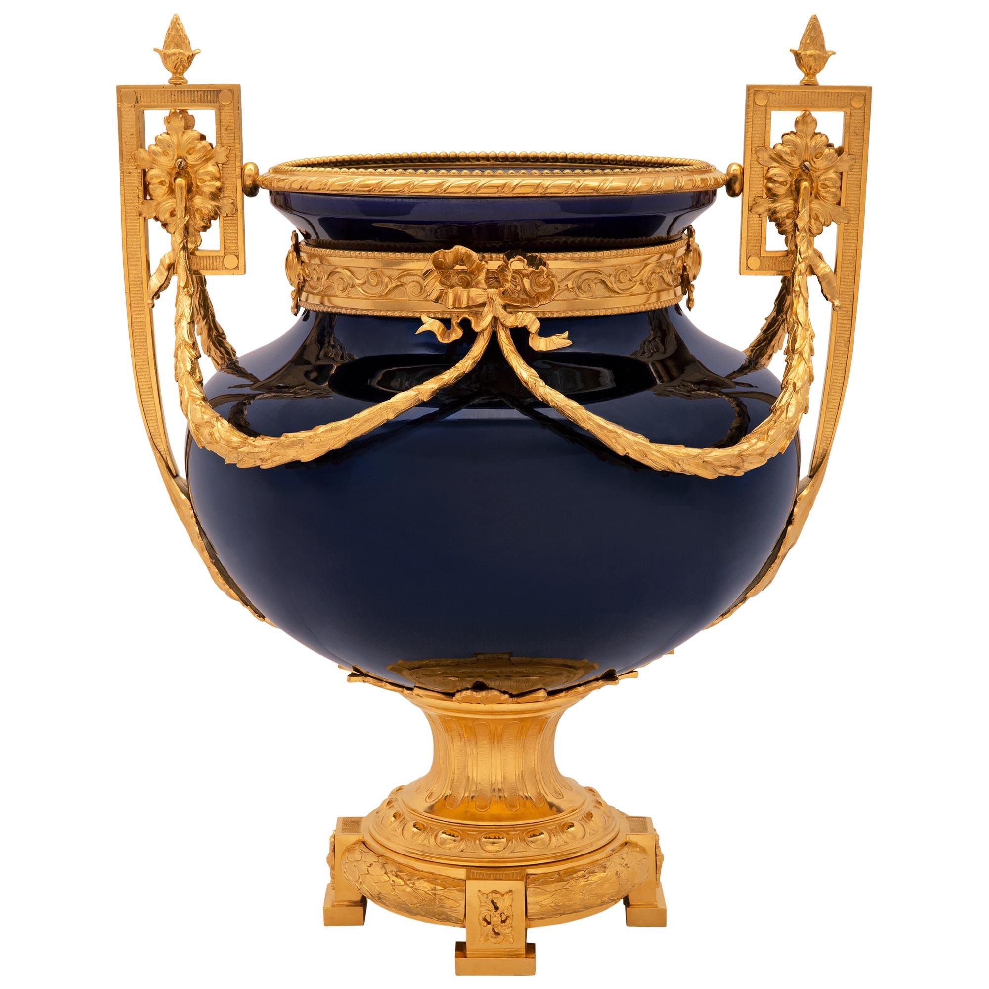 Français 19e s. Urne Louis XVI de Sarreguemines en porcelaine bleu cobalt et bronze doré 4