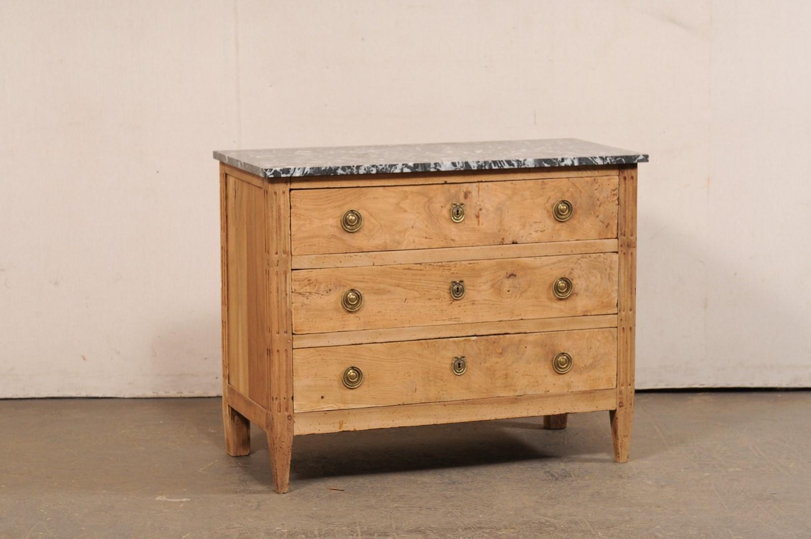 Cassapanca francese in stile Luigi XVI, con piano in marmo originale, risalente al XIX secolo. Questa antica commode francese, progettata in stile Luigi XVI, ospita tre cassetti a grandezza naturale ed è sormontata dal piano in marmo originale. I