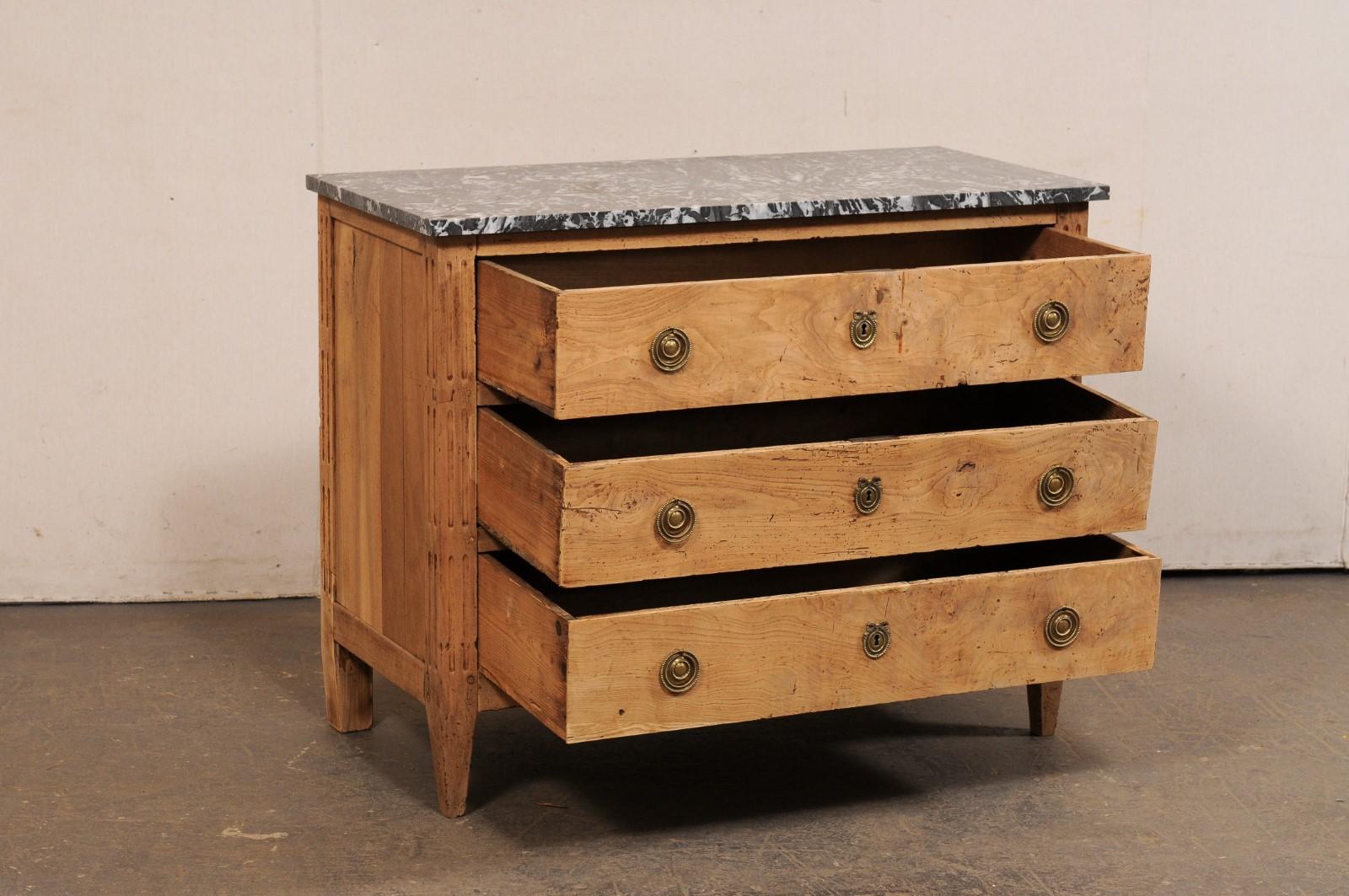 Francese Commode francese in stile Luigi XVI del XIX secolo con piano in marmo originale in vendita
