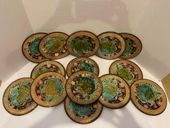 Set di 12 piatti e stoviglie in maiolica francese del XIX secolo, Choisy-le-Roi, C.C. 1880