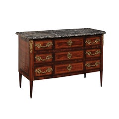 Commode française du XIXe siècle à plateau en marbre, avec incrustations, placages et ferrures rococo en laiton