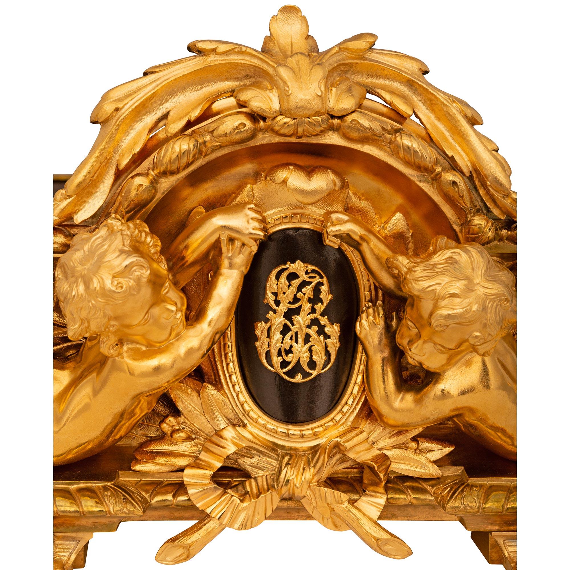 Un élégant et grand centre de table d'époque Napoléon III en bronze patiné et bronze doré, signé par Henri Picard. Ce magnifique centre de table est soutenu par six pieds feuillagés, flanqués de feuilles d'acanthe. Un étonnant bandeau cannelé en