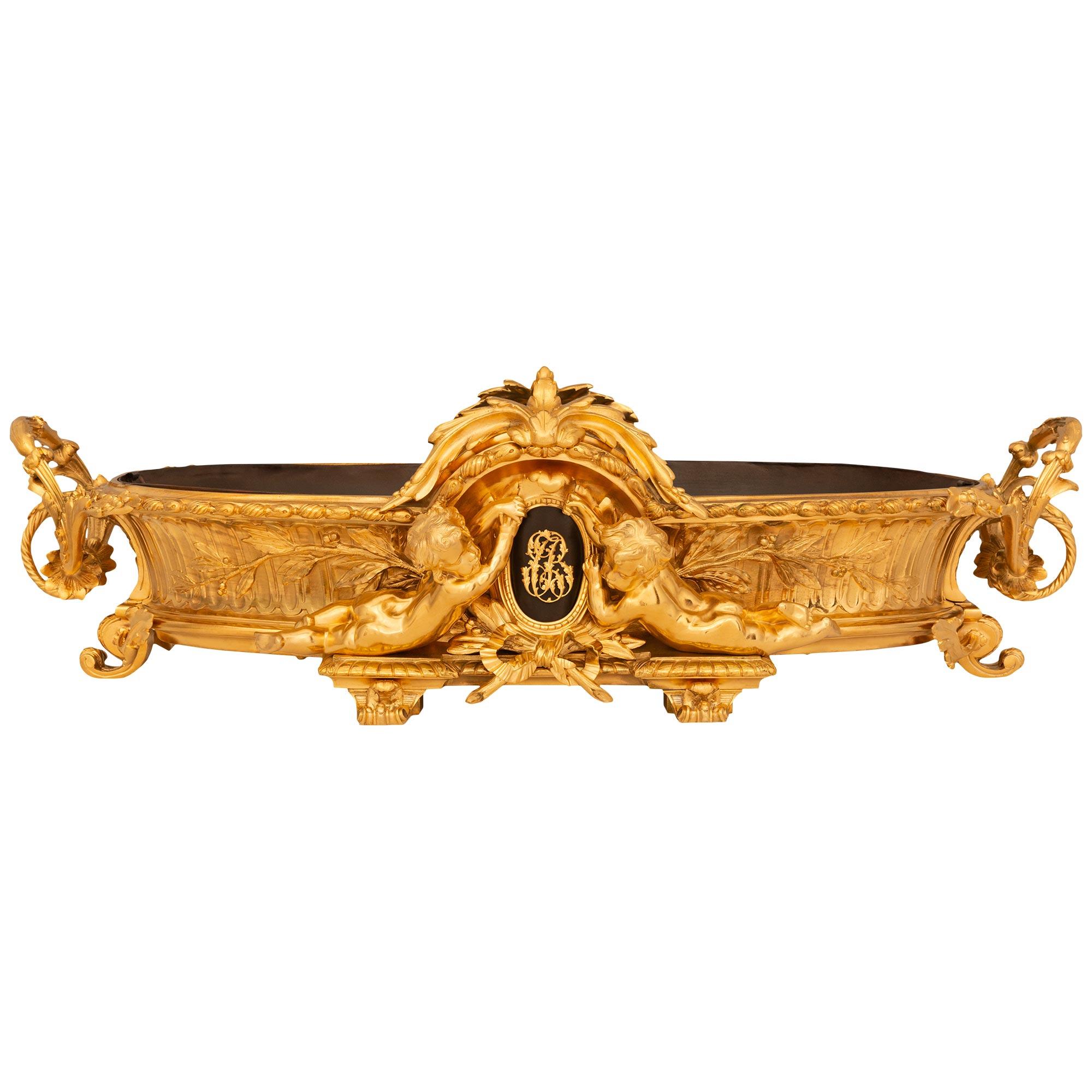 Français 19e s. Centre de table d'époque Napoléon III en bronze patiné, bronze doré et étole en vente 3