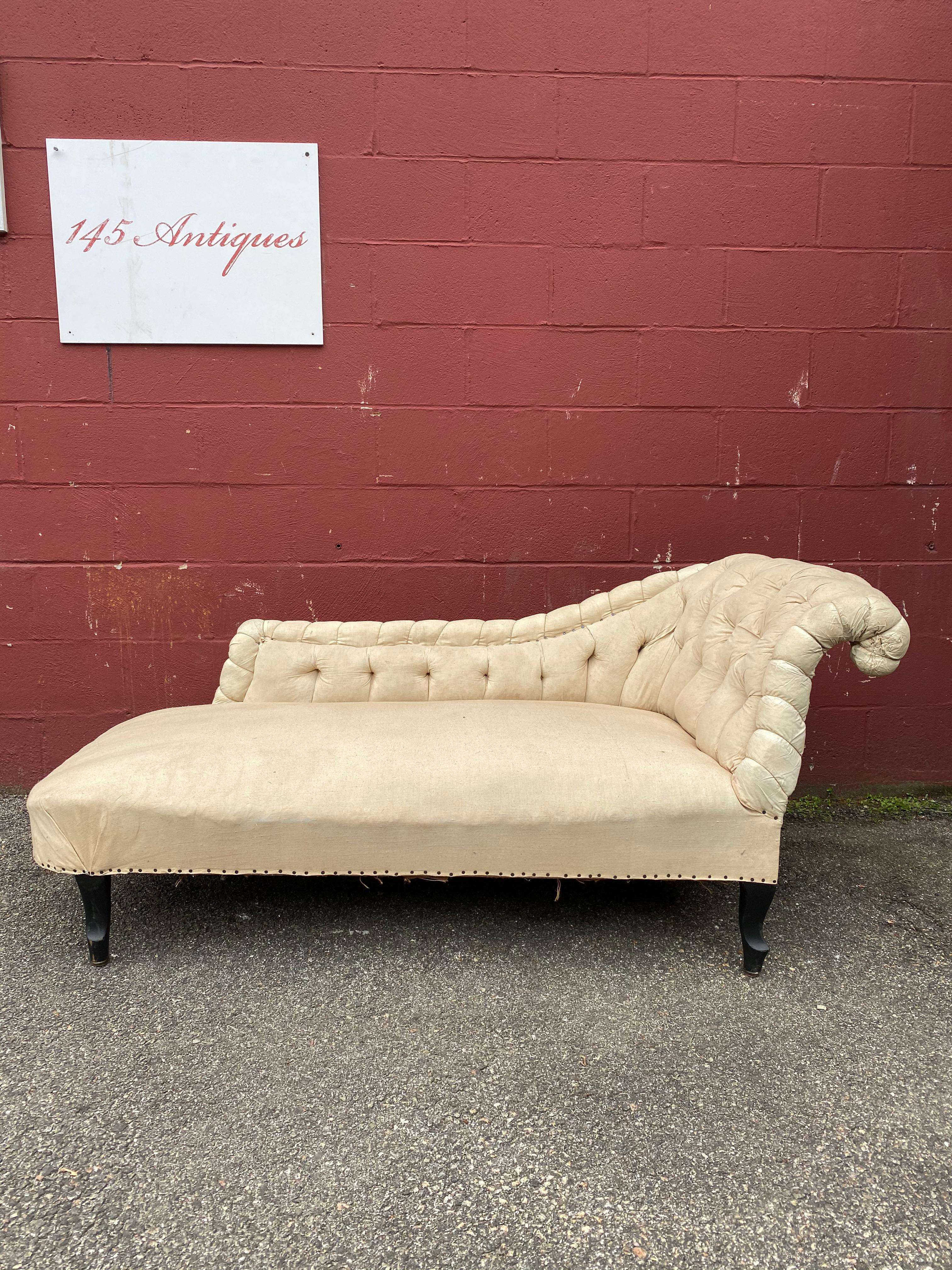 French 19th C Napoleon III Tufted Asymmetrical Chaise Longue In Fair Condition In Buchanan, NY