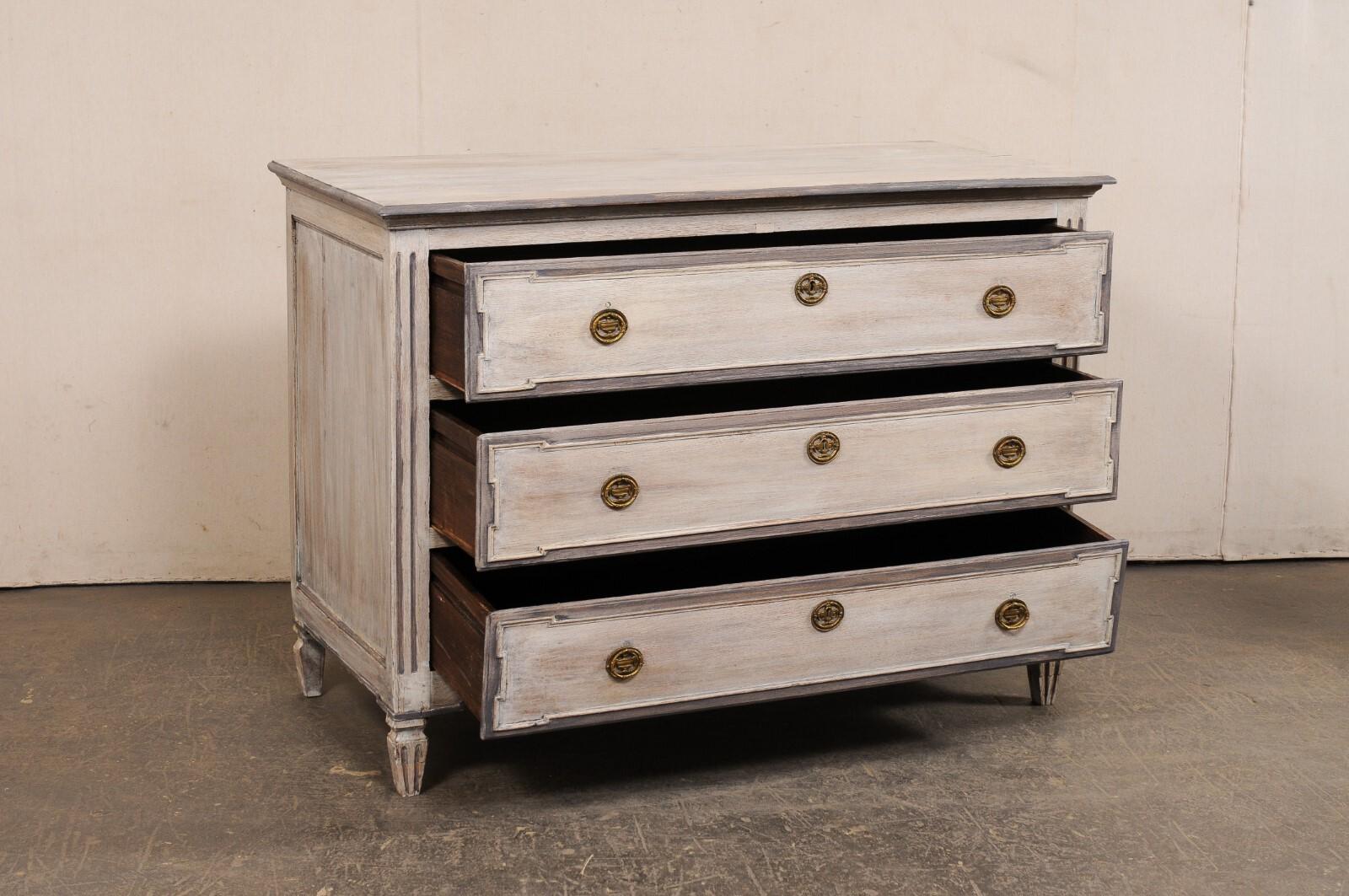 Neoclassico Commode neoclassica francese del XIX secolo, finitura grigia con ferramenta in ottone in vendita
